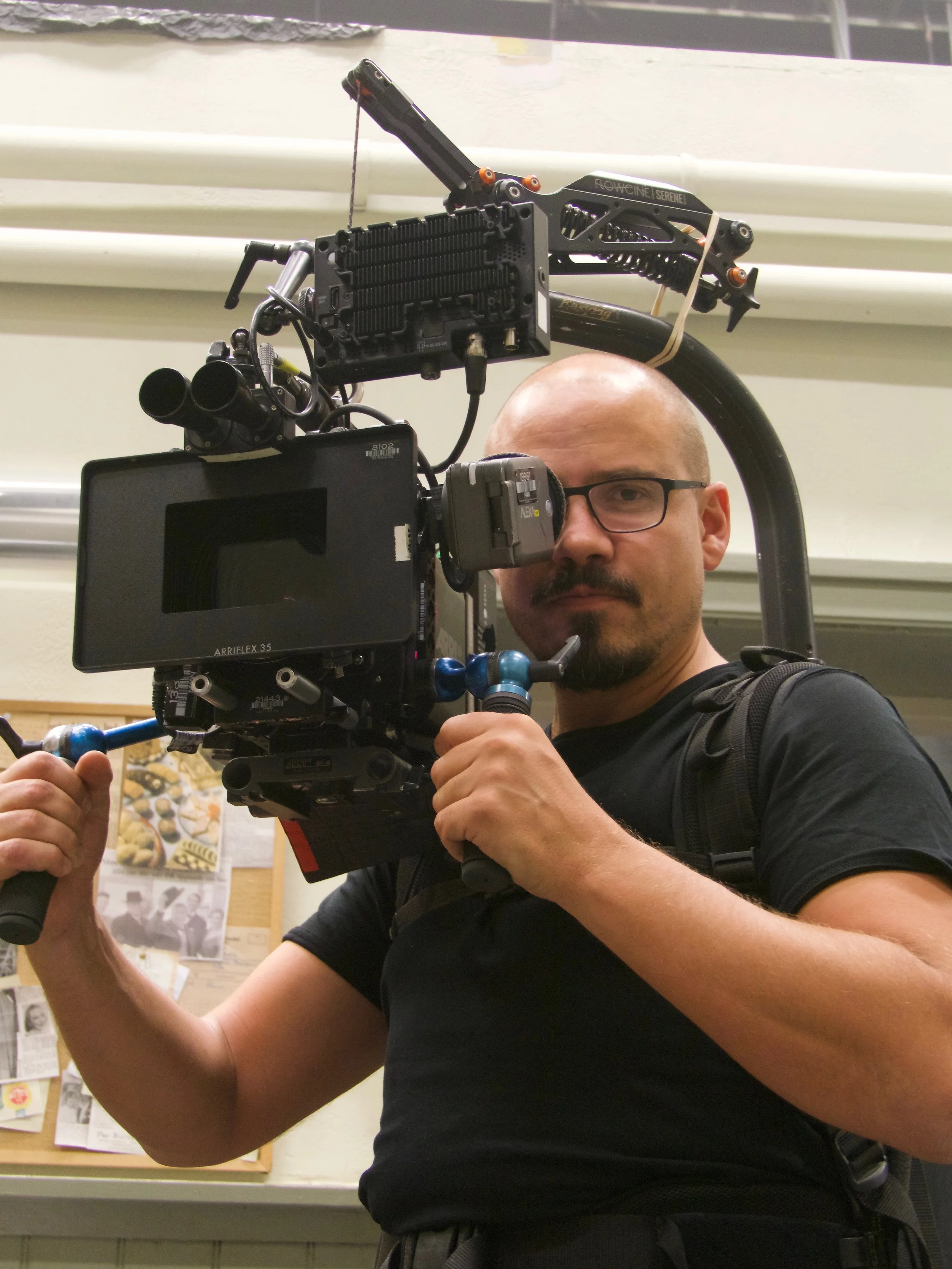 Ola använder en hel del Easyrig-utrustning, ibland tillsammans med en motordriven DJI Ronin och Flowcine Serene.