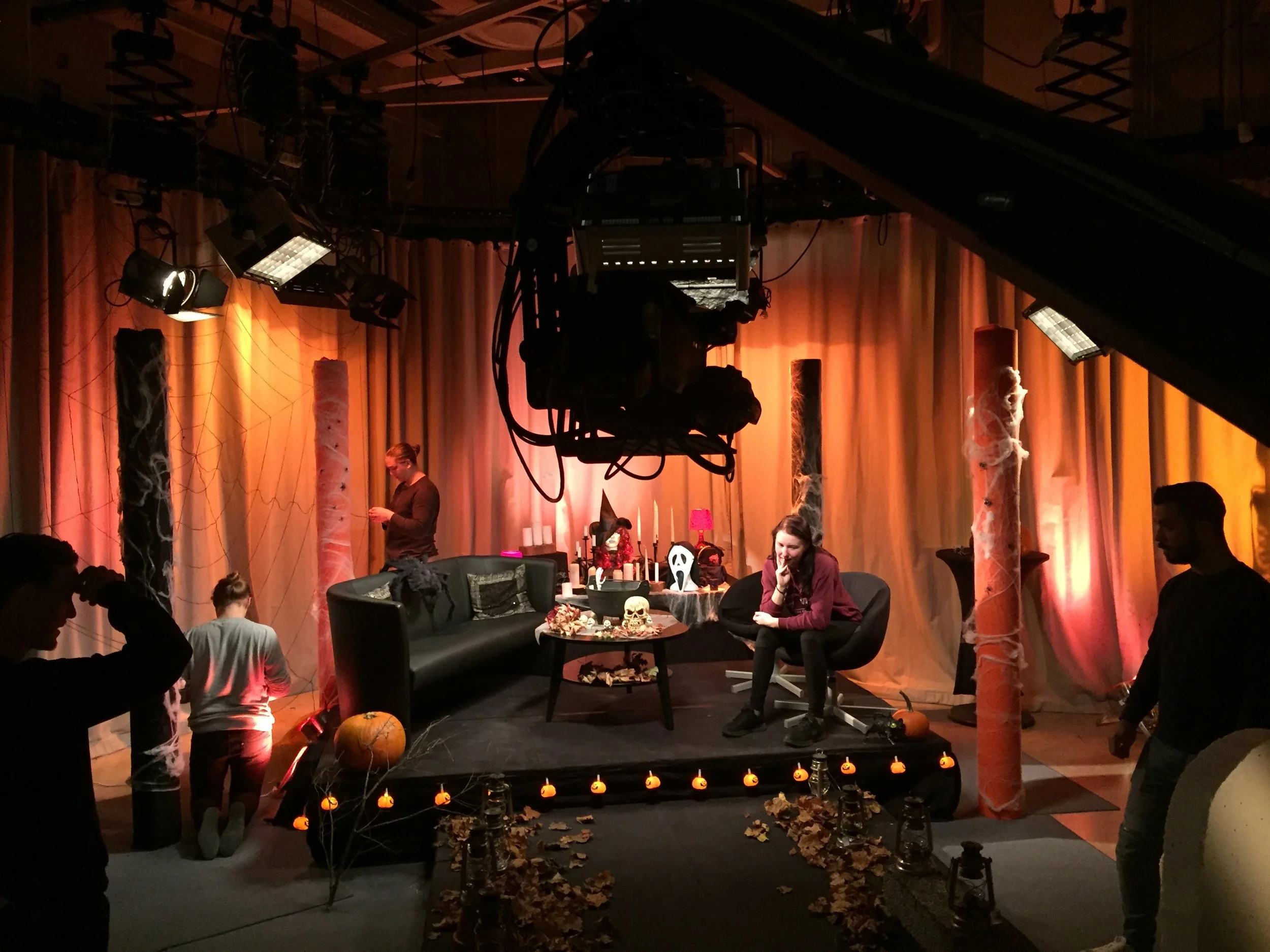 Liveklassen 2018 har skräcktema i tv-studion. Linnea Blocksjö sitter och funderar över hur utformningen av scenografin ska göras