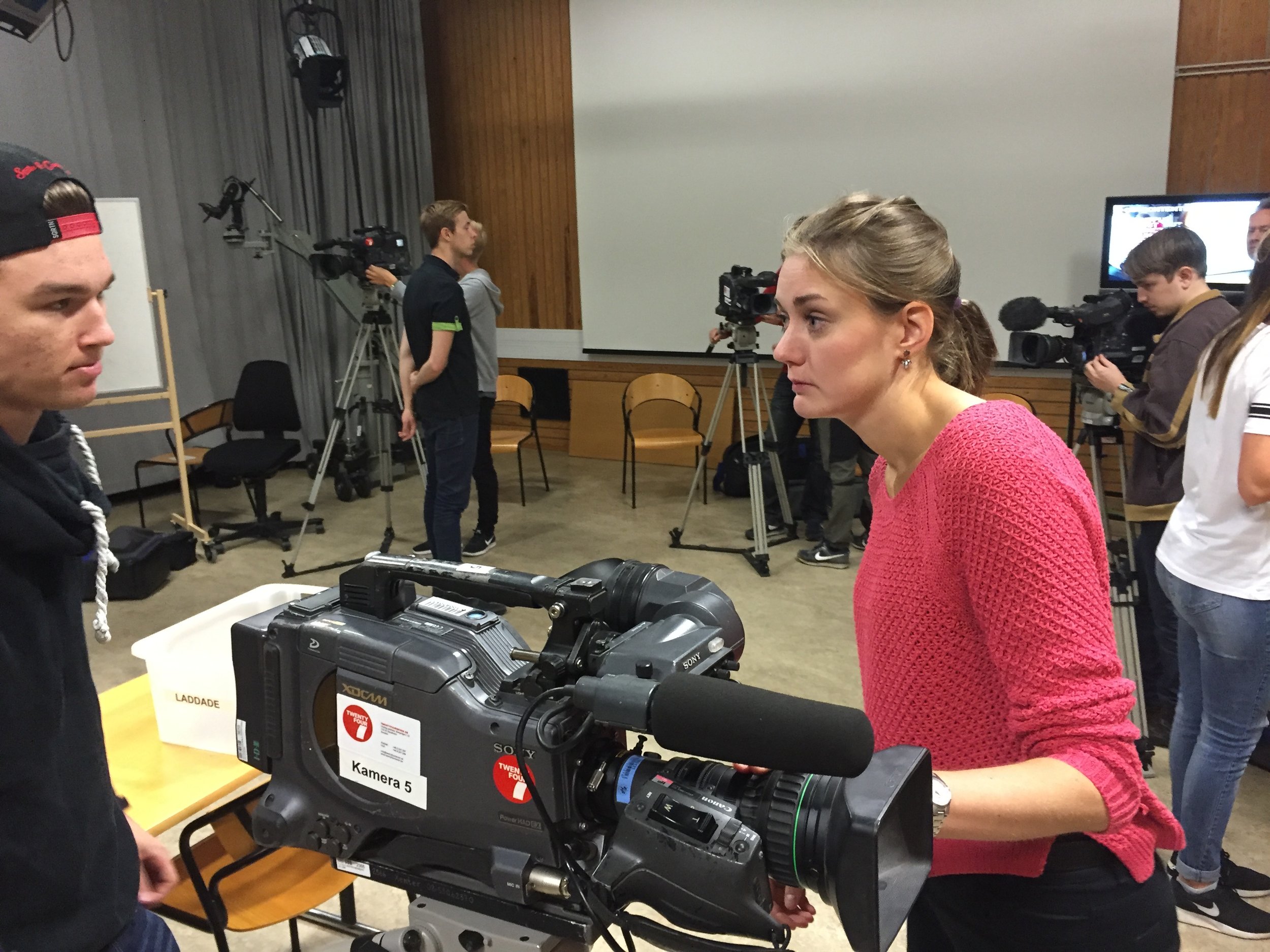  Gabriel Bjuhr och Elin Andersson pratar kamera under en övning i A-studion på Xenter. 