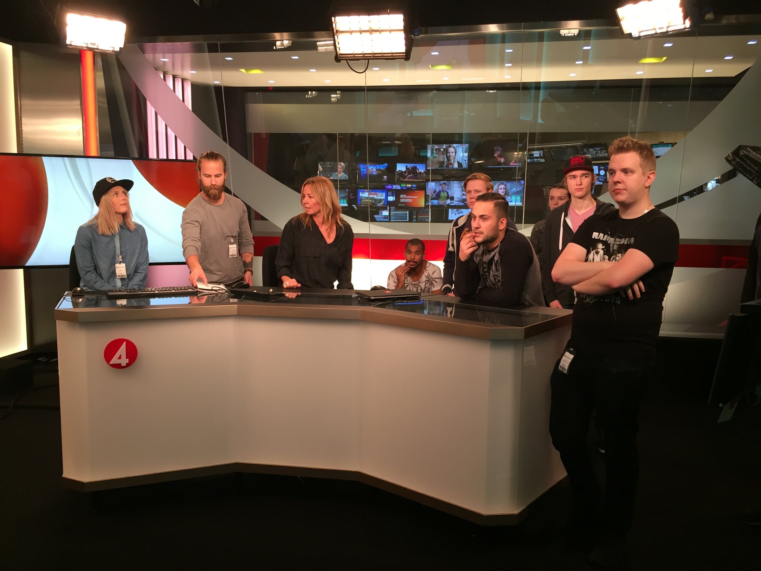  Studiebesök på TV4 i en av deras nyhetsstudior. Från vänster Lisa Johansson, Martin Lindgren, Lotta Axelsson, Zacharias Jackson, Lukas Wallin, Joakim Sörensen, Julia Lorenz, Gabriel Bjuhr och Sebastian Hyyrynen. 