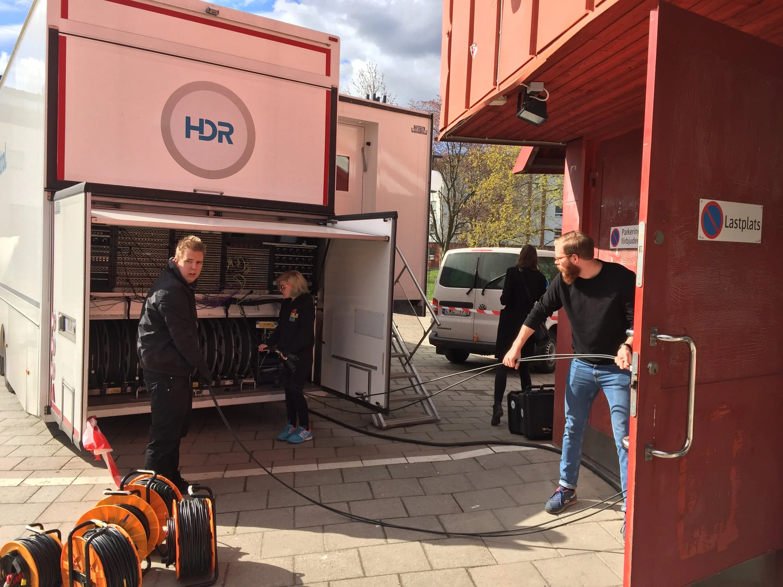 Sebastian Hyyrynen och Elin Fischer får prova på att arbeta som TOM (Technical Operations Manager) under övning med HD Resources OB-buss under musikproduktion på Tumbascenen. Anton Sundling, som gick ut utbildningen 2014 och i dag jobbar som TOM på HDR, instruerar dem.