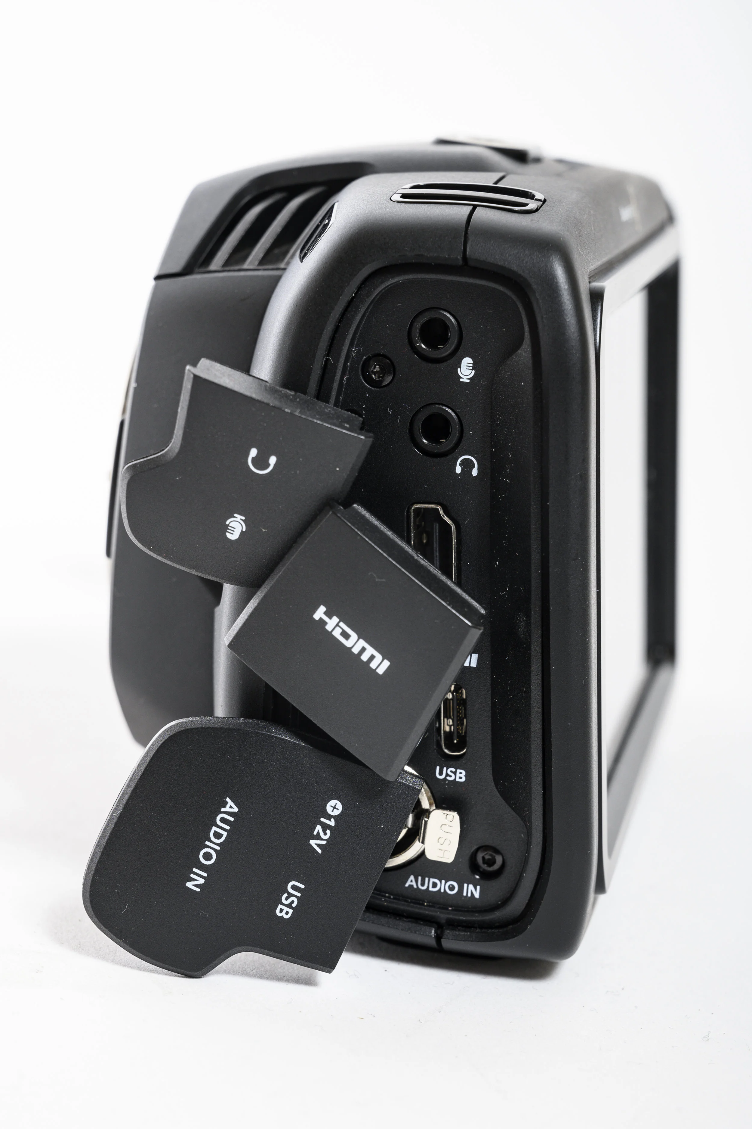 Luckorna på vänster sida döljer in- och utgångar för HDMI, USB-C, DC-in, ljud in och ut.
