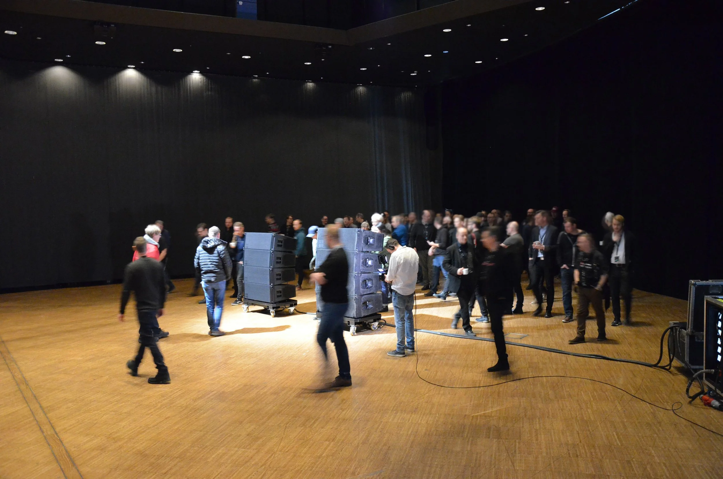 Efter Janko Ramusaks och Werner Bayers presentation uppmuntrades vi att lyssna på en jämförelse mellan KSL (t.v.) och J-serien (t.h.) – både bakom, framför och runt omkring låduppsättningarna.