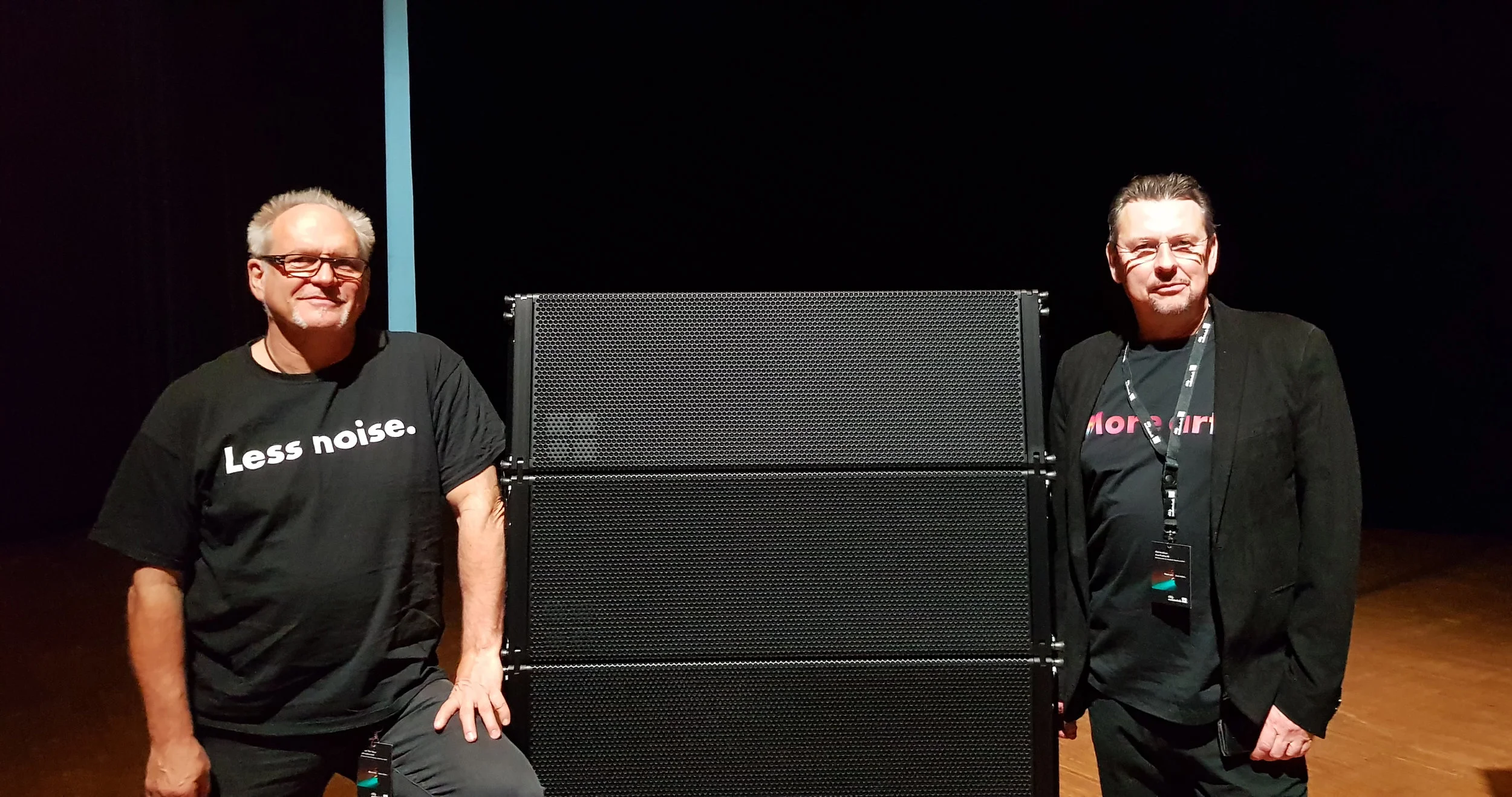 Relationen mellan d&b audiotechniks Product Manager Werner ”Vier” Bayer (t.v.) och Arva Tradings vd Olof Arvidsson (t.h.) sträcker sig tillbaka till 1995. I mitten kan du skåda nya systemet KSL.