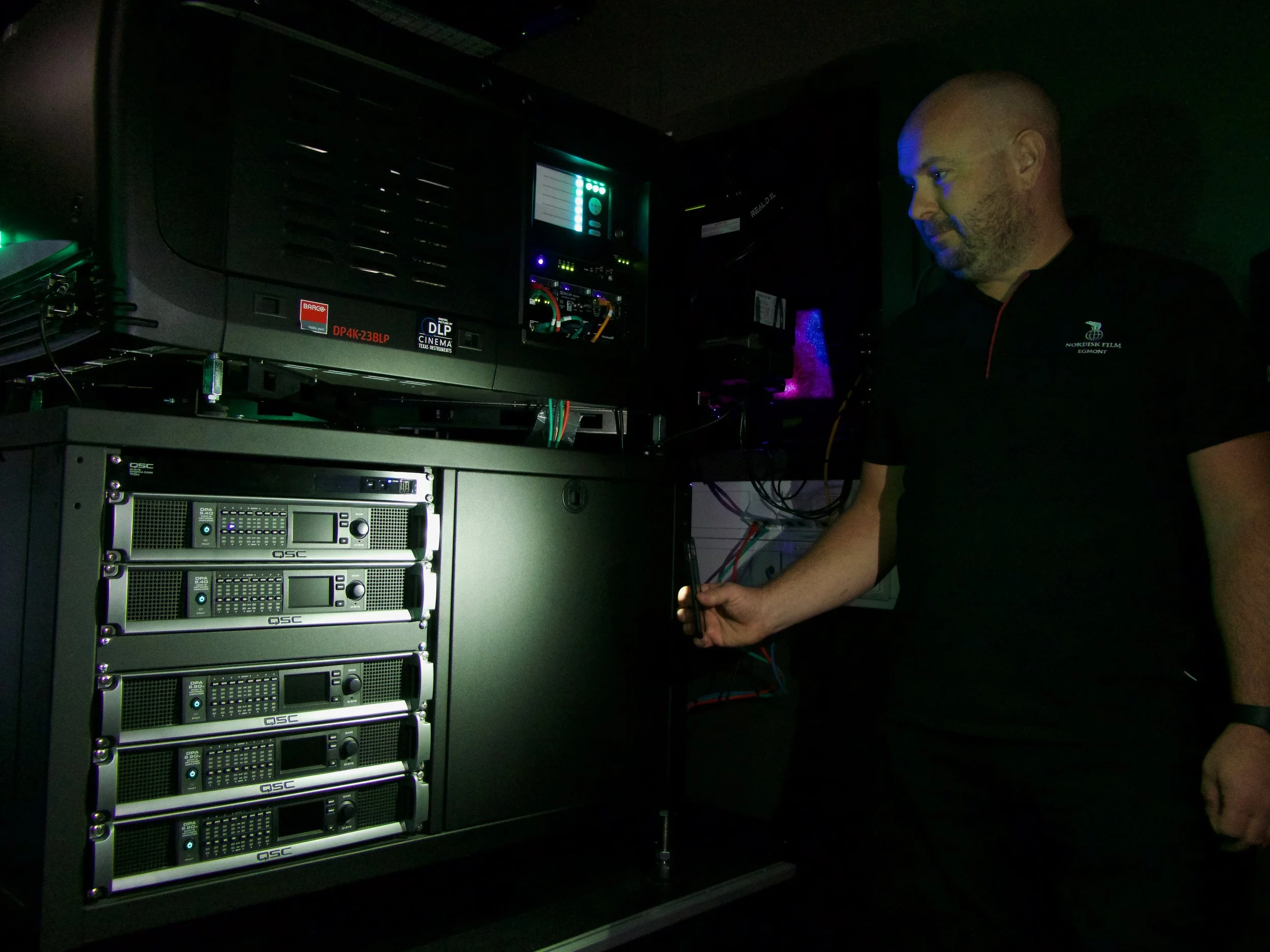 Upplösningen på projektorn i 4DX-salongen är på 2K och den kan även kombineras med 3D.