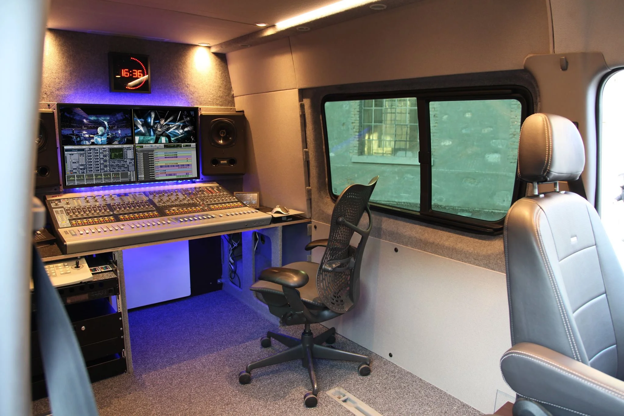 I början på mars damp det ner ett vykort i inkorgen från schweiziska AudioToasters – Tonkultur, som hade mottagit Avid-konsolen Venue Profile och installerat den i sin OB-buss. Här är den numera sysselsatt under liveinspelningar av exempelvis Coldplay, Foo Fighters och Peter Gabriel.