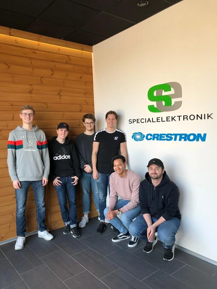 Studenterna klara och redo för praktik. Från vänster: Fredrik Lundh, Alexander Skytte, Adam Wiklund, Andreas Wärmling, Victor Skog och Johan Kraatz.