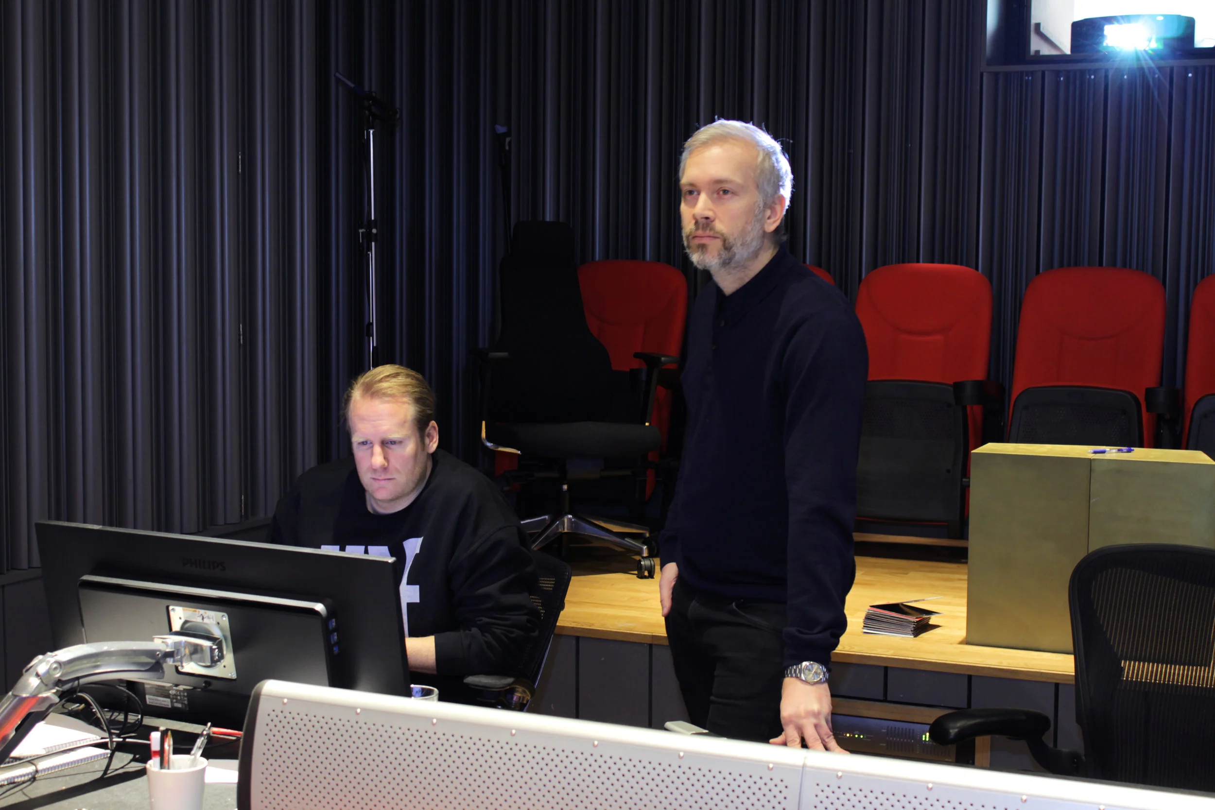 Mattias Eklund arbetar med ljudet, tillsammans med en koncentrerad Jon Mankell.