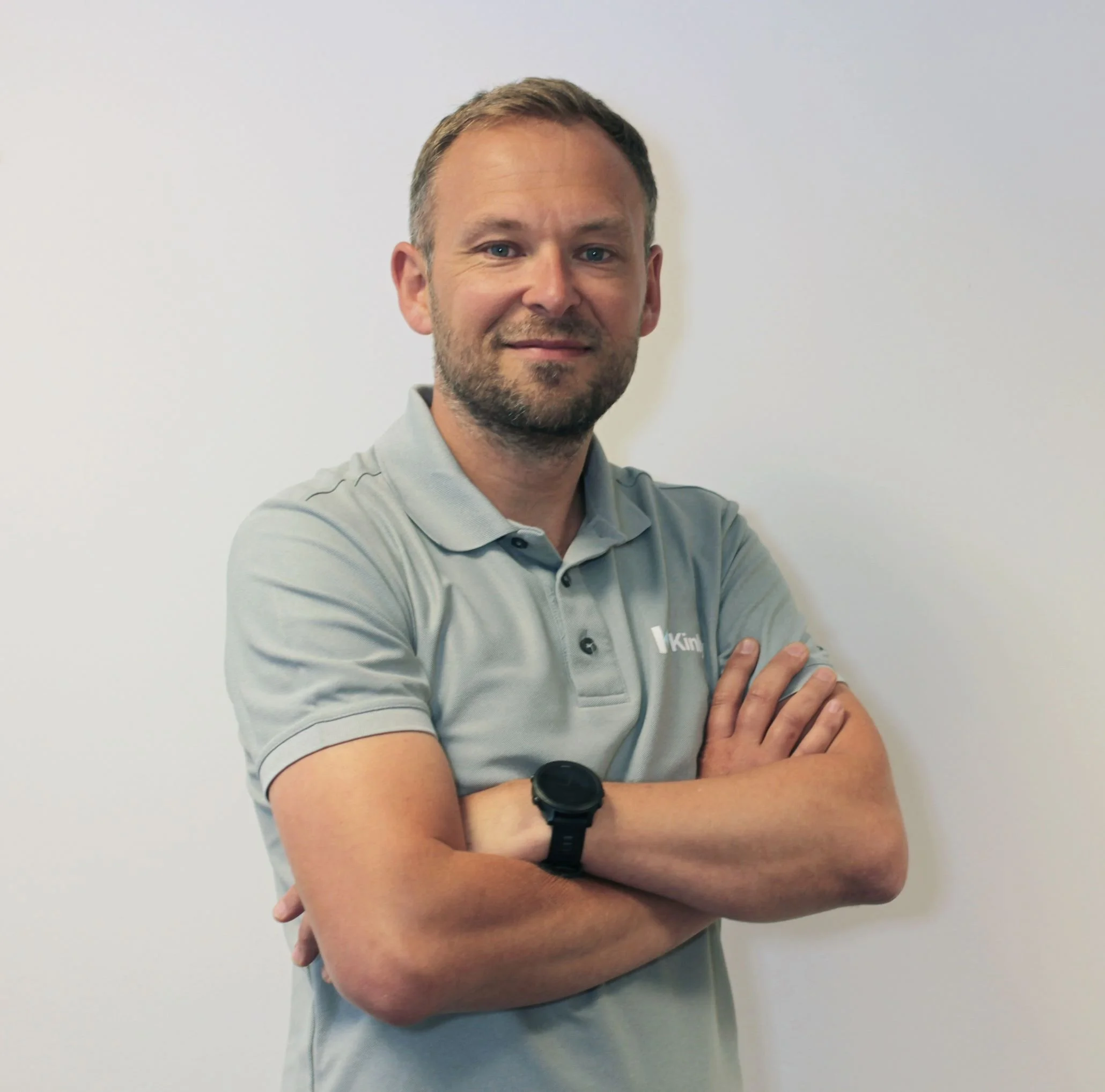 Kinly befordrar Stuart Davidson