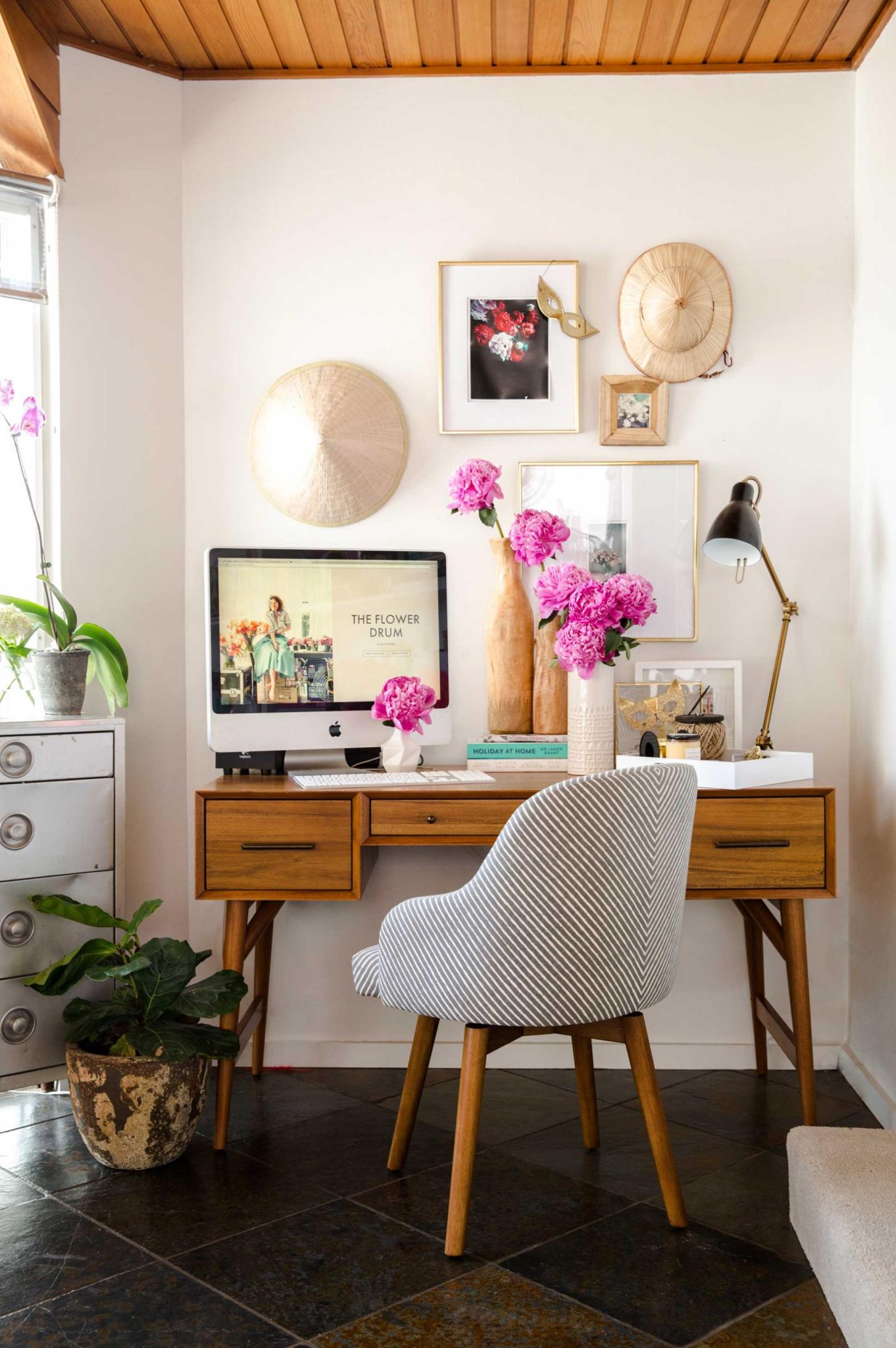 29-fabulous-florals-home-office-ideas-homebnc-681x1024@2x.jpg