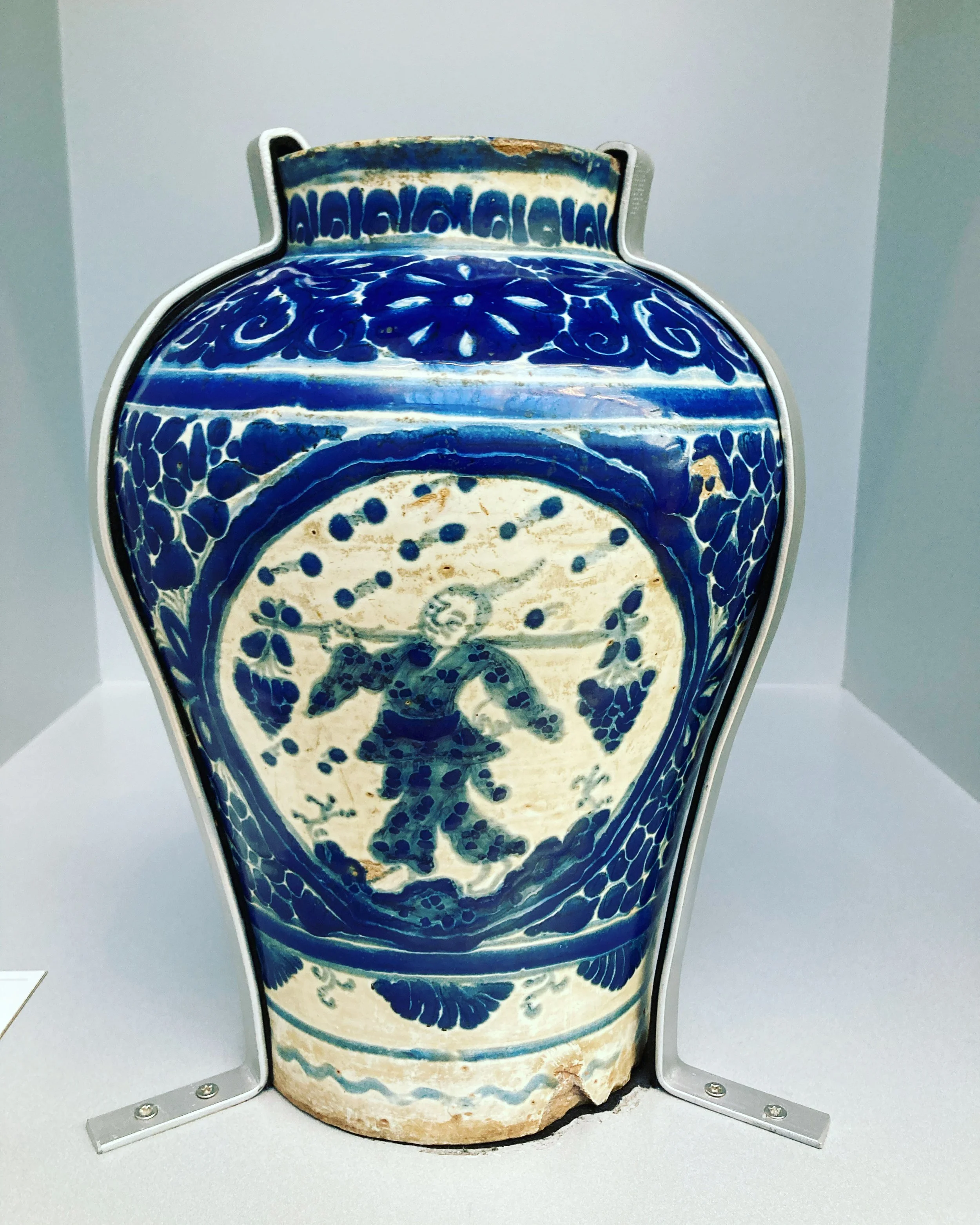  This Mexican chinoiserie vase (1700), part of the ceramics collection at the V&amp;A Museum in London, reflects the long‑standing influence of Chinese blue‑and‑white porcelain that travelled through Mexico for centuries via the Manila Galleon trade 