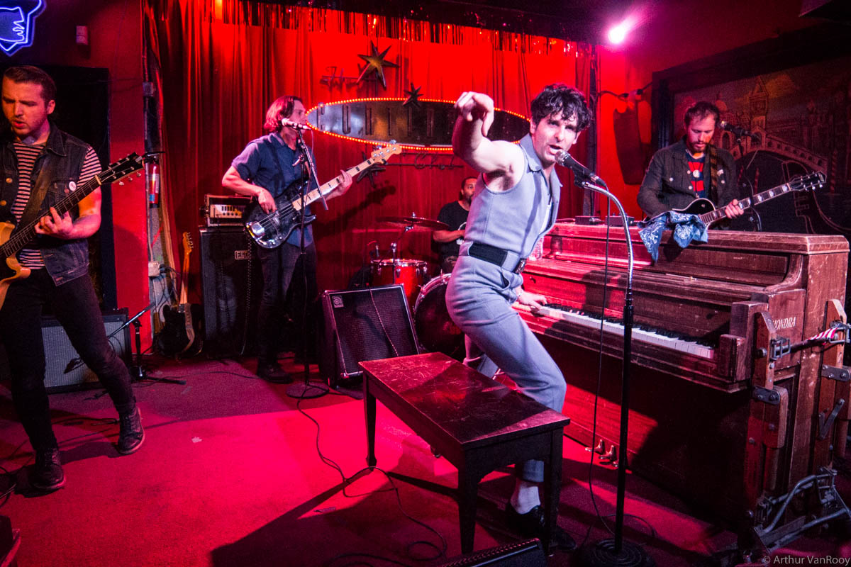 Low Cut Connie ( Website )