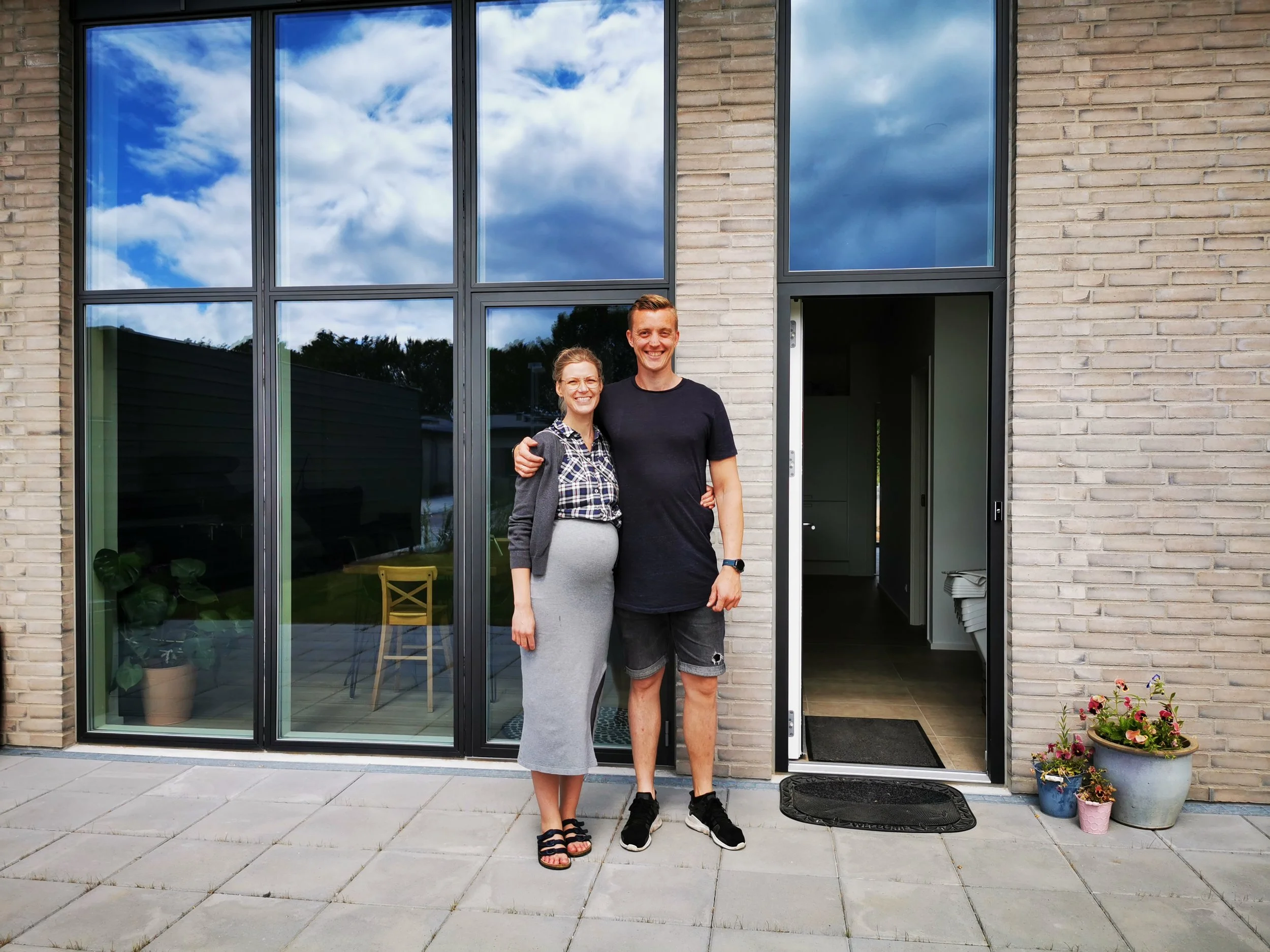 Kristine & Silas på terrassen i deres nye rækkehus på Koustrup Mark i Lind, Herning.