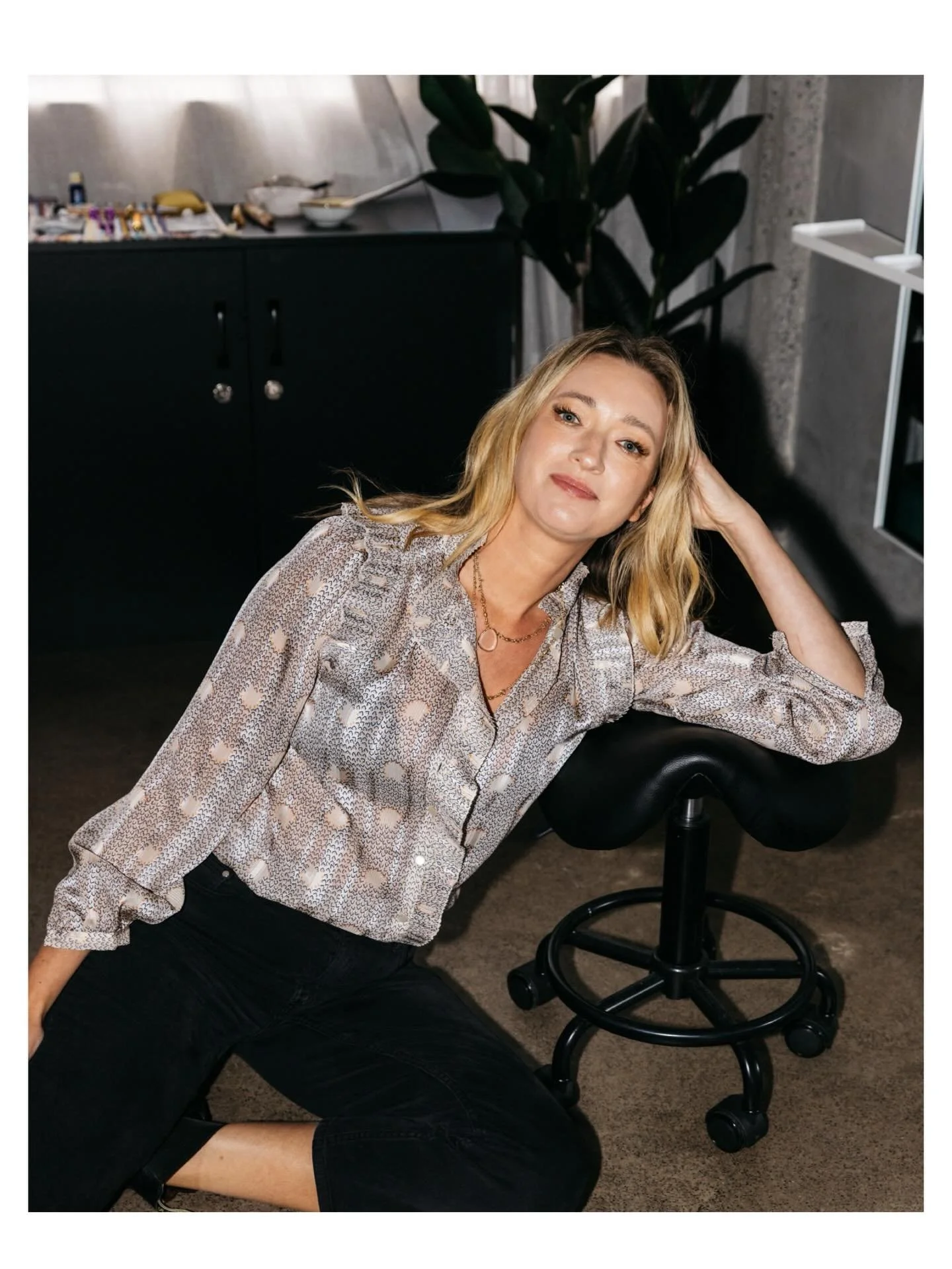 Meet Asha - the mf skin shaman. 🔥 💛 She&rsquo;s not here to &ldquo;fix&rdquo; your skin. She&rsquo;s here to change your entire relationship to it. 

She&rsquo;s a multipassionate (my fav kind of woman!) - a naturopath, facialist, corneotherapist +