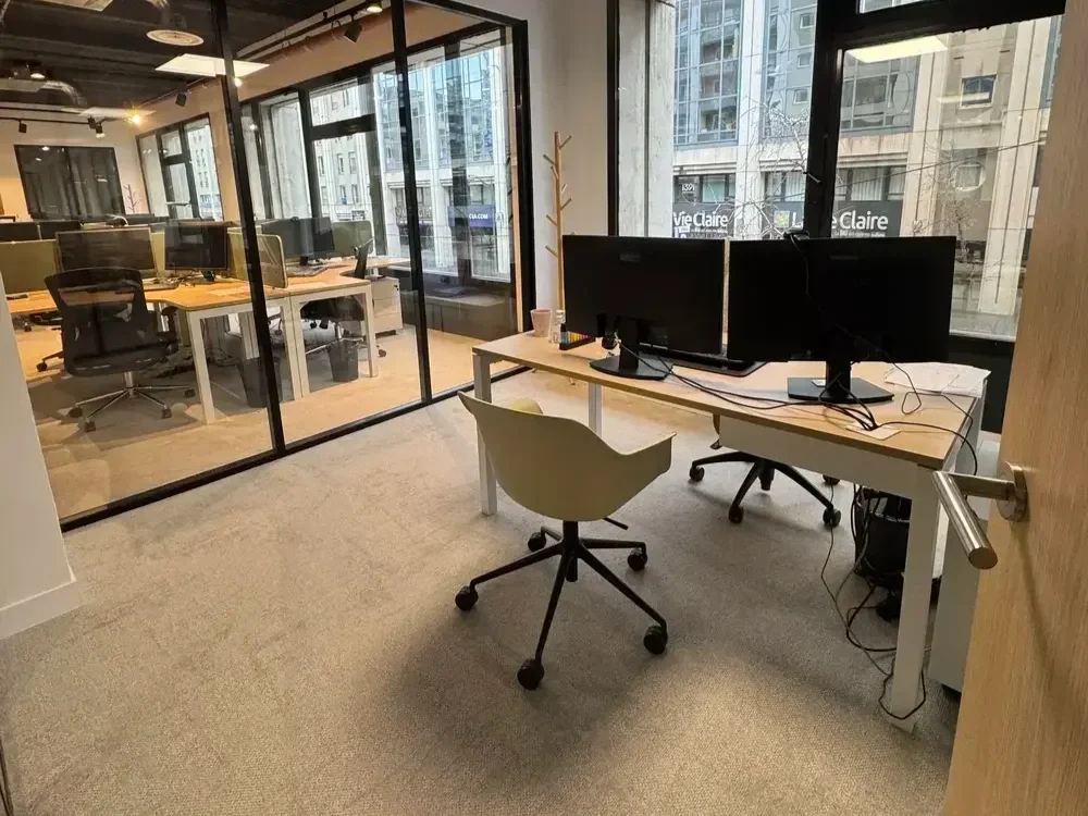 Nettoyage de bureaux dans un open space moderne à Marseille