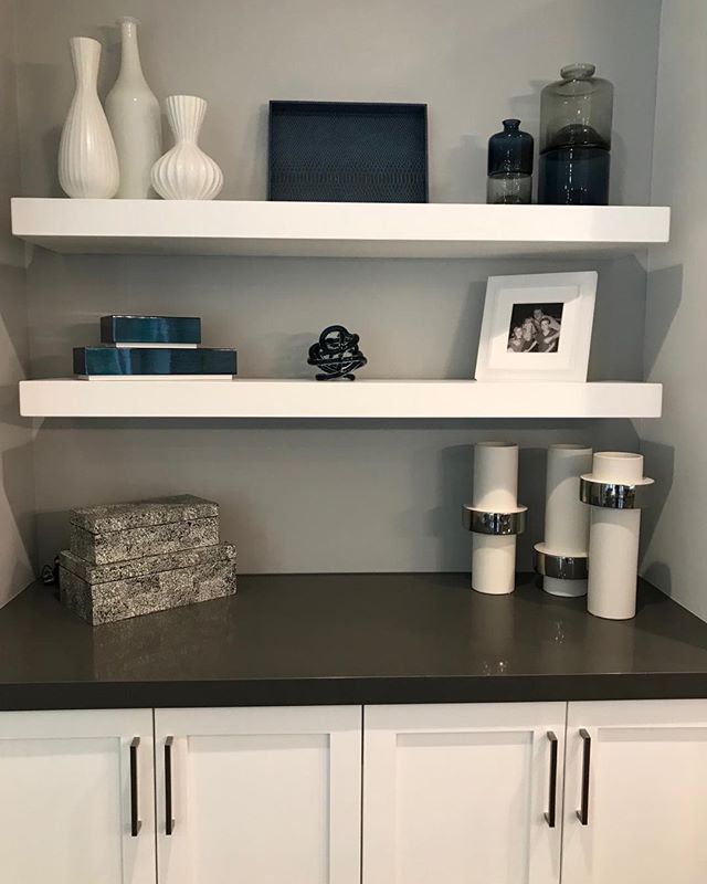 #finishingtouch#homedecor  #floatingshelves#amazingkitchen#curated##stylish  #accessorymagic#funproject #placement#musthaves#interiordesign  #happyclient  #balance#conceriegeservice