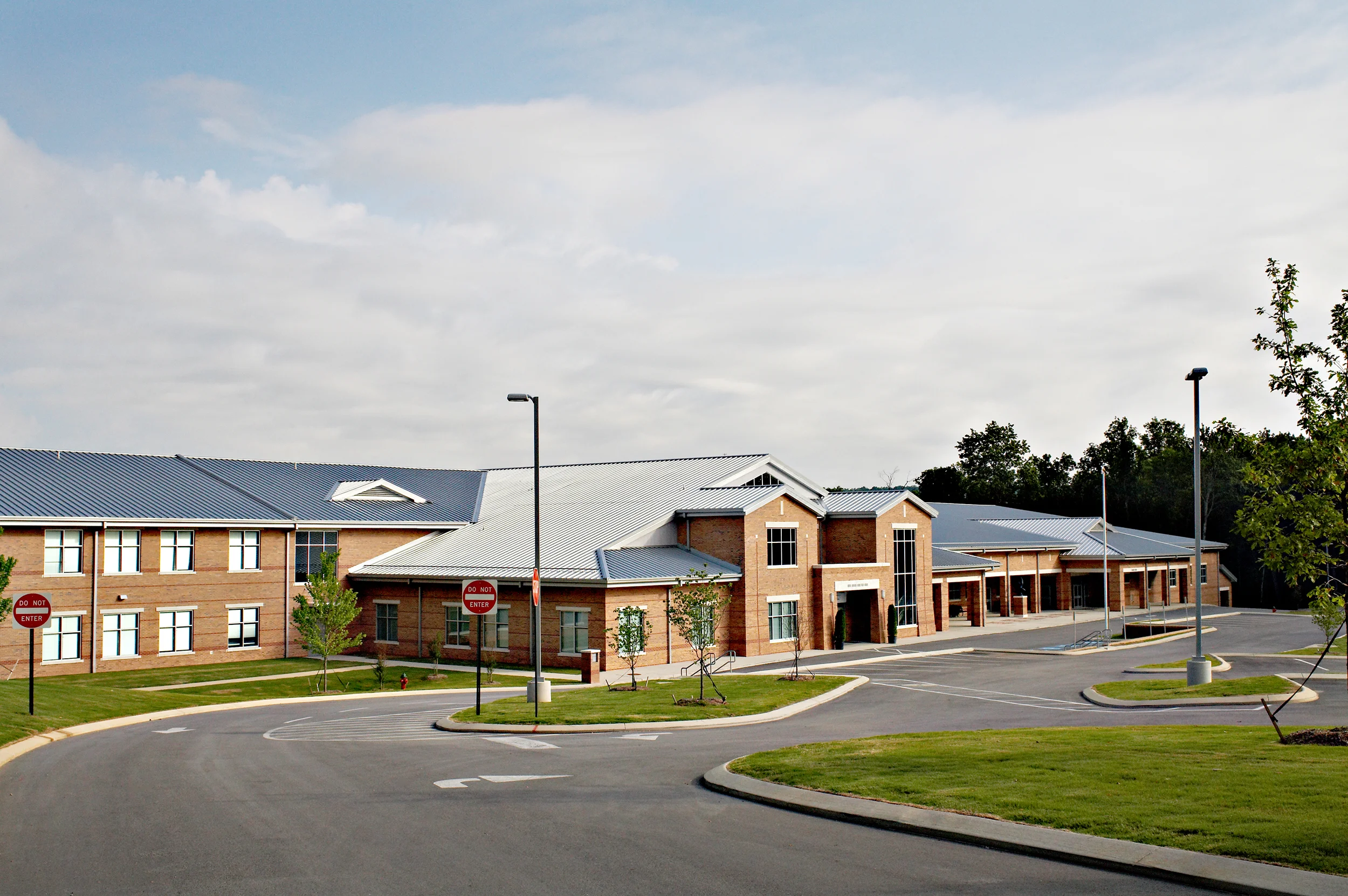 Signal Mountain Middle / High School This 262,000 sf building was completed in 2008 and has a capacity of 1,260 students. The design carefully knits the facility into an existing recreation area. The topography organizes the Middle and High School functions along a major spine while separating academic and athletic areas by floor levels. The structure was built with infrastructure to support planned additions bringing the ultimate capacity to 1500 students. Geothermal wells and careful design detailing have made the school very energy efficient; energy costs per student remain the lowest in Hamilton County.