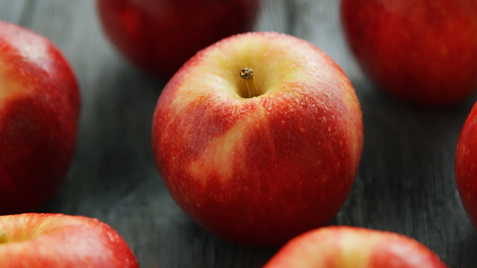 ripe-apples-on-table-BAD3NLY (1).jpg