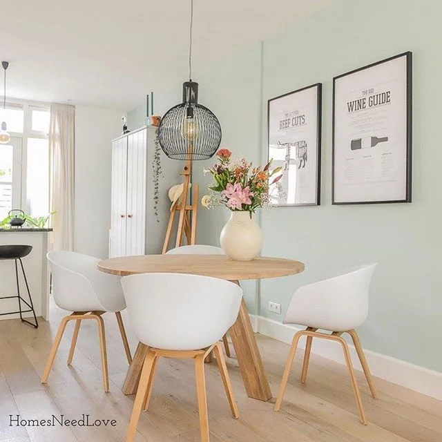 Cozy and informal breakfast nook. Great idea to have close to kitchen and avoid large dining rooms for everyday meals. &mdash;�&mdash;�-
Comedor diario simple y amigable! Asi evitamos usar el gran comedor a diario! Linda opcion.
Via @Pinterest