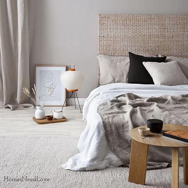It&rsquo;s cozy inside! We love the white and beige palette for this beautiful bedroom. Tempting to stay warm in bed in this cold NY winter!
&mdash;&mdash;-
Quedense adentro! Nos encanta esta paleta blanca y beige para este dormitorio divino. Hace fr