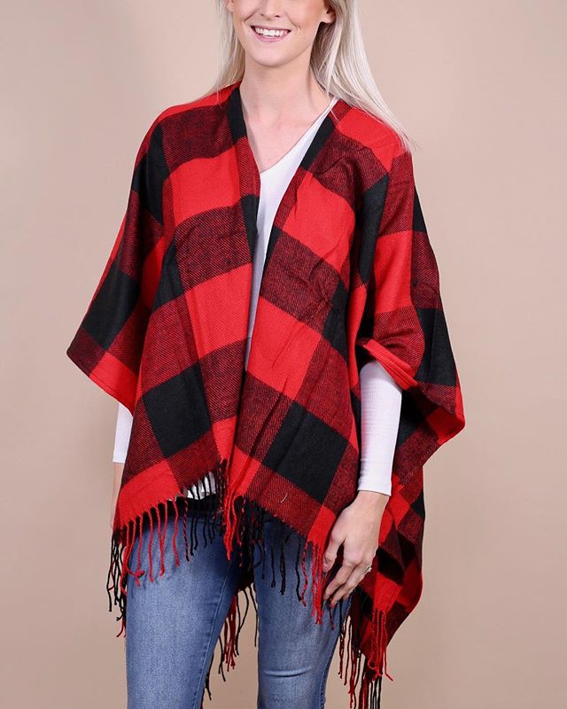 Still looking for the perfect Christmas gift? We got you covered! ❤️ Link in bio. #freeshipping #style #poncho #buffaloplaid #christmas