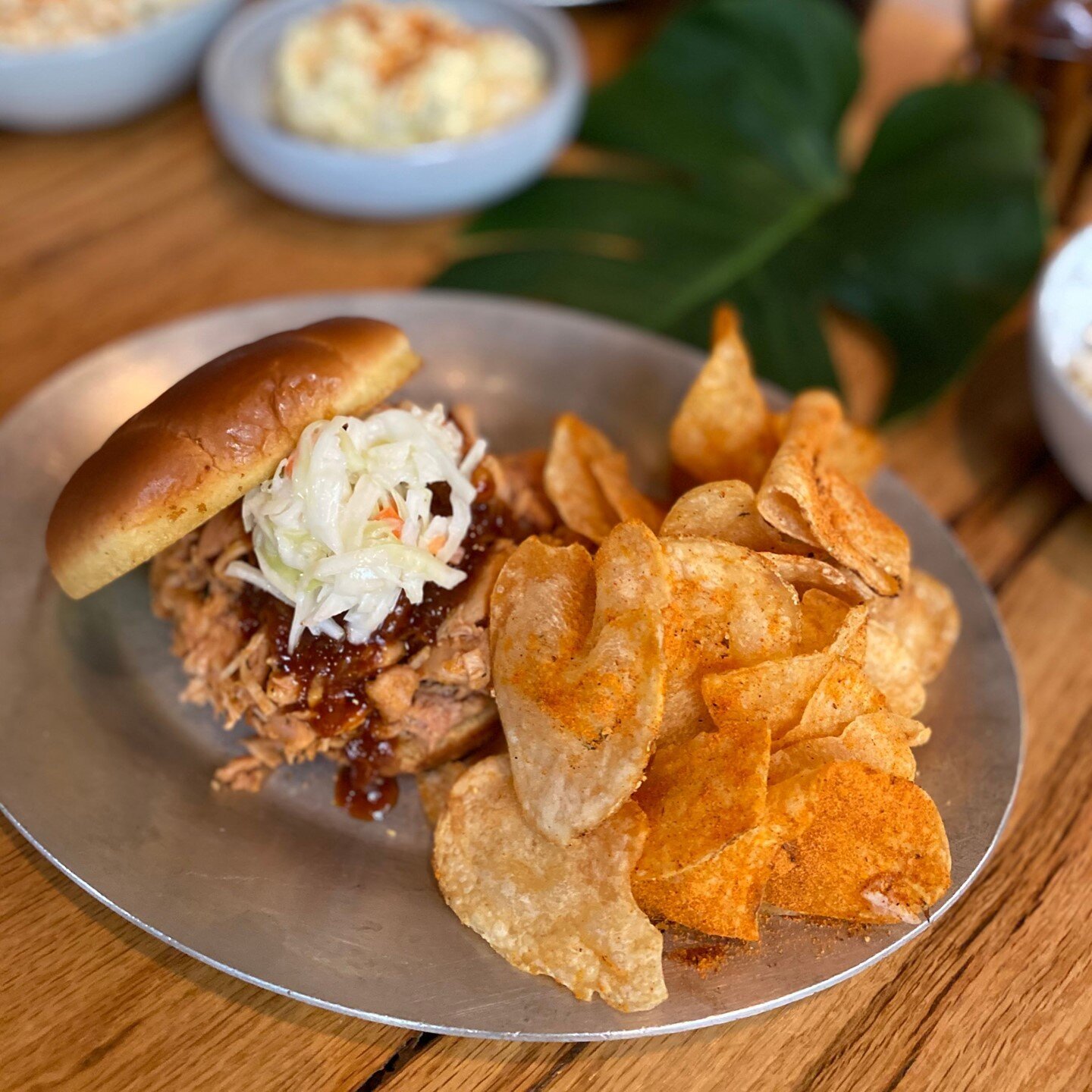 Treat yourself this Tuesday to a delicious BBQ sando! #treatyourselftuesday
.
.
.
#tuesdaytreat #tuesdaytasting #chicagofood #chicagobbq #bbqlovers #sandwichesofig