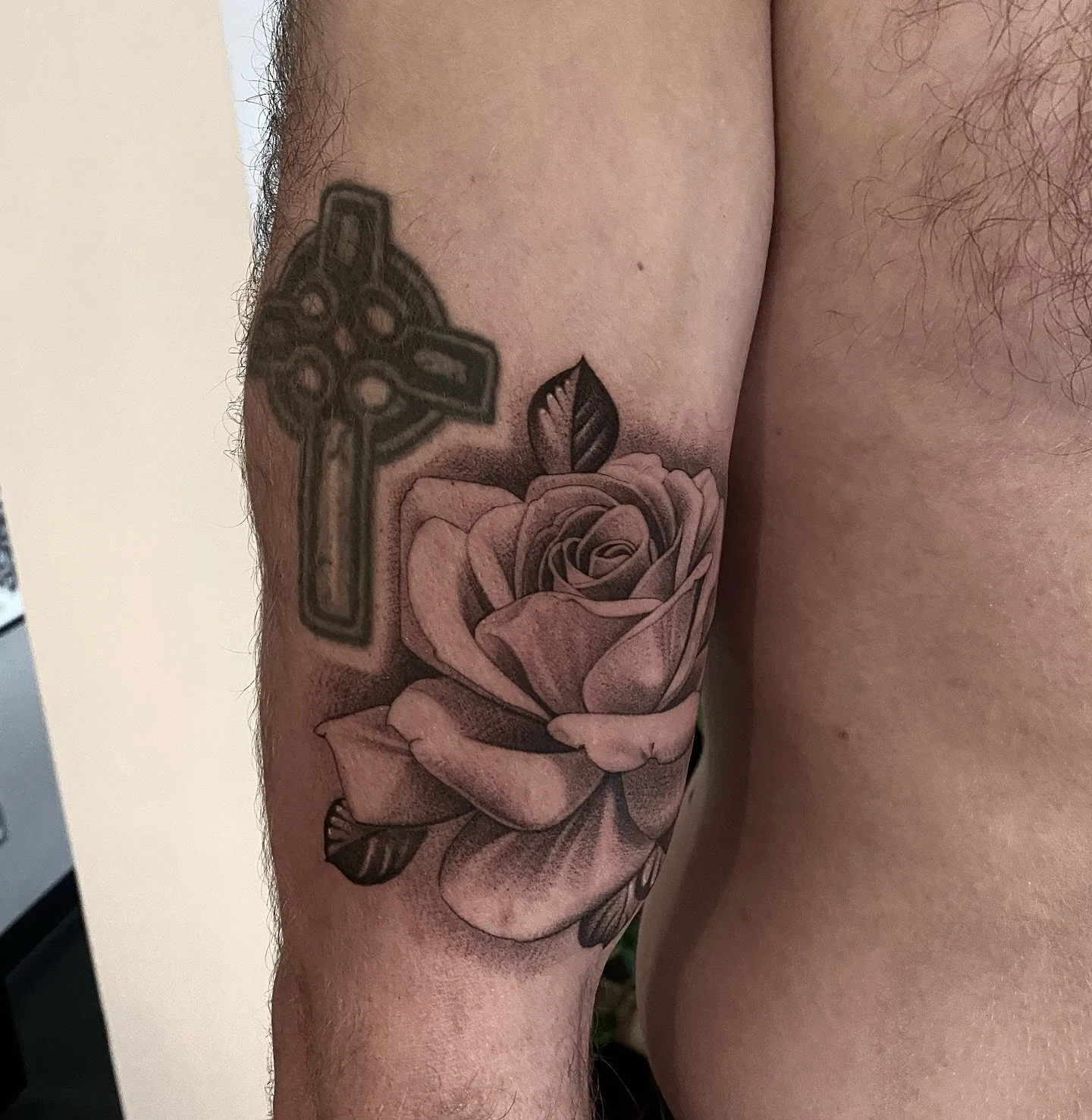 Roses #tattoosouthampton  #southamptontattoo #southamptontattooist #southampton #southamptontattoo #locksheath#blacklanterntattoo #uktattoo #uktattooartist  #Uktattooist #tiktok #fareham
#tattooing  #tattoo  #killerink  #tattoo #london #londontattoo 