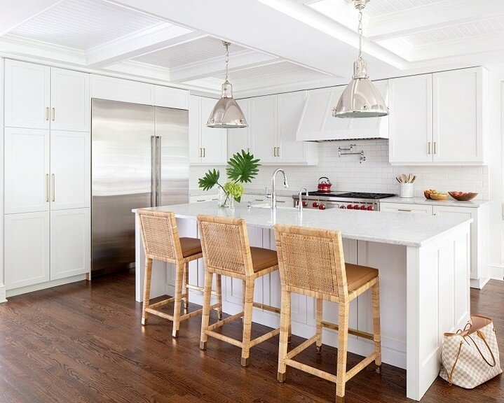 Still always love a white kitchen!⁠
⁠
⁠
#cofferedceiling #whitekitchen #kitchensofinsta #housebeautiful #interiordesigner #modernmeetstraditional #visualcomfort #experiencevisualcomfort #suzannekasler #design #lighting #lightingdesign #interiordesign