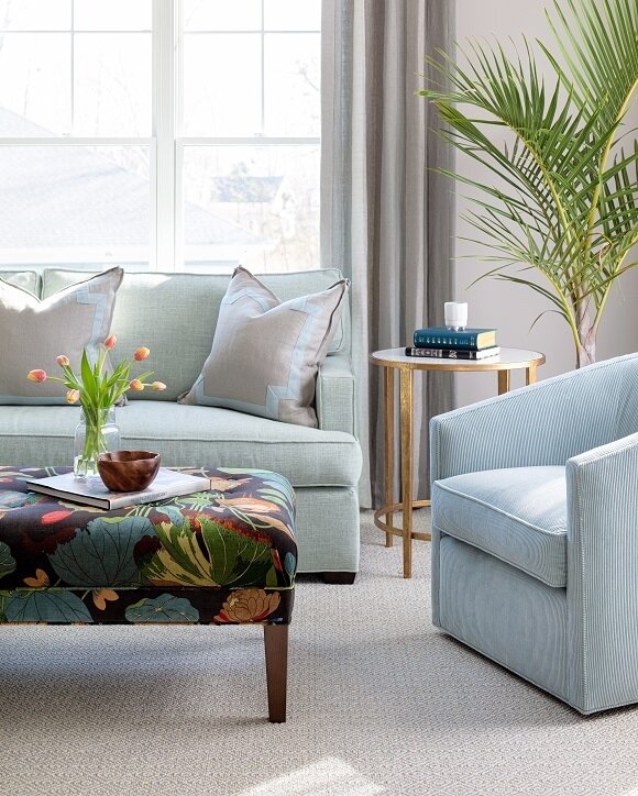 Cozy corner in a beautiful bedroom!⁠
⁠
⁠
⁠
#bedroom #bedroominspo #interiors #interiordesign #classicdesign #bedding #blue #bedlinens  #stayinbed #classicinteriors