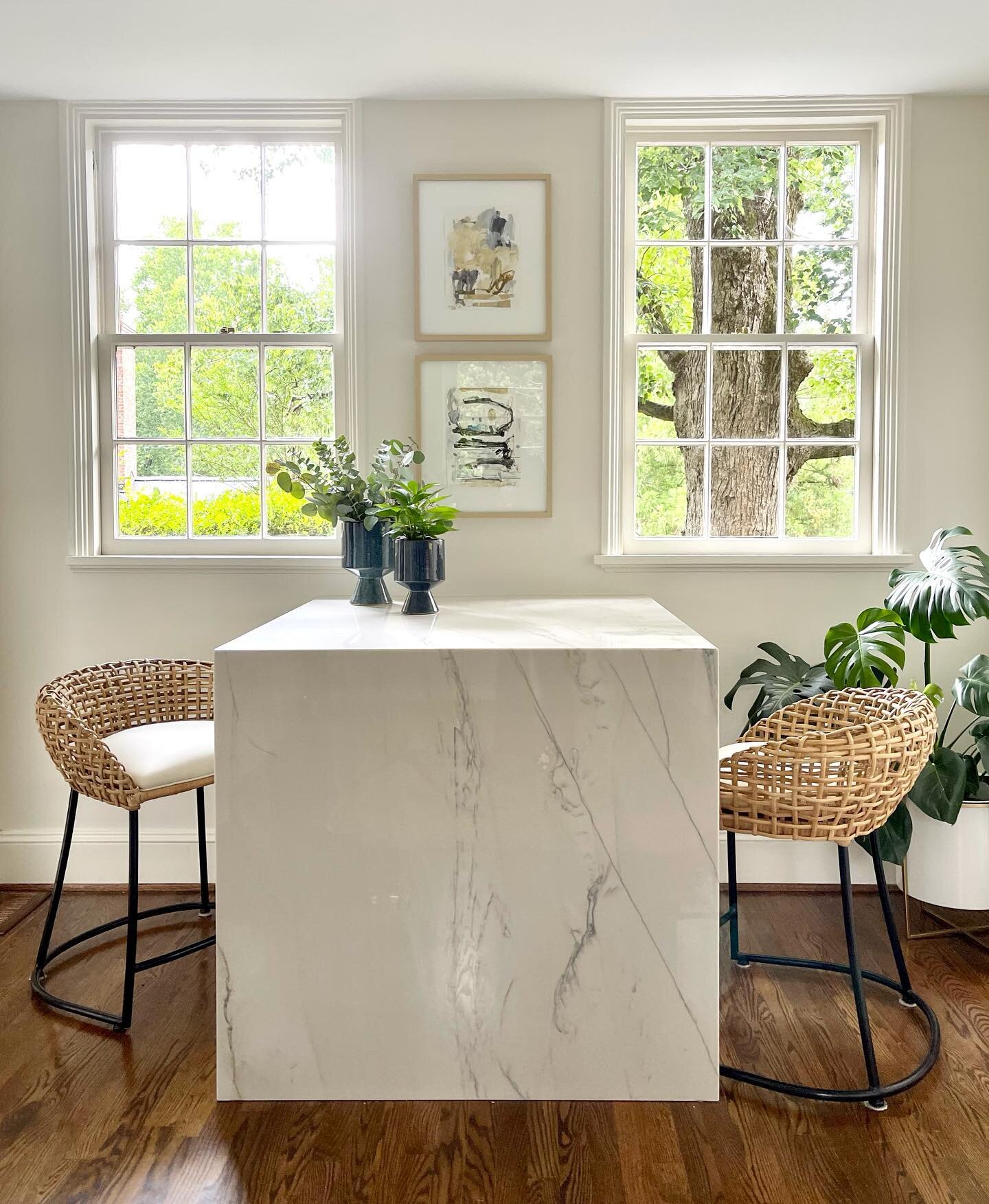 Take at seat at this WATERFALL.

📷 @gordongregoryphoto 

#waterfallcountertop #kitchenreno #kitchendesign #kitchenremodel