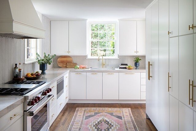 Everything about this was worth the wait! #covidkitchen⁠
⁠
⁠
📷️ @gordongregoryphoto⁠
⁠
⁠
#inspiredby #kitchendesign #kitchendecor #houseenvy #homeenvy #interiorgoals #kitchengoals #kitcheninspo #kitchenideas #renovation #remodel #dreamkitchen #kitch