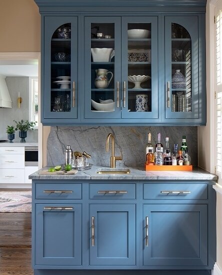 With a set up like this - it's always party time!⁠
⁠
⁠
📷️ @gordongregoryphoto⁠
⁠
⁠
#cabinets #custom #homedesign #interiordesign #design #cabinetry #homeinspo