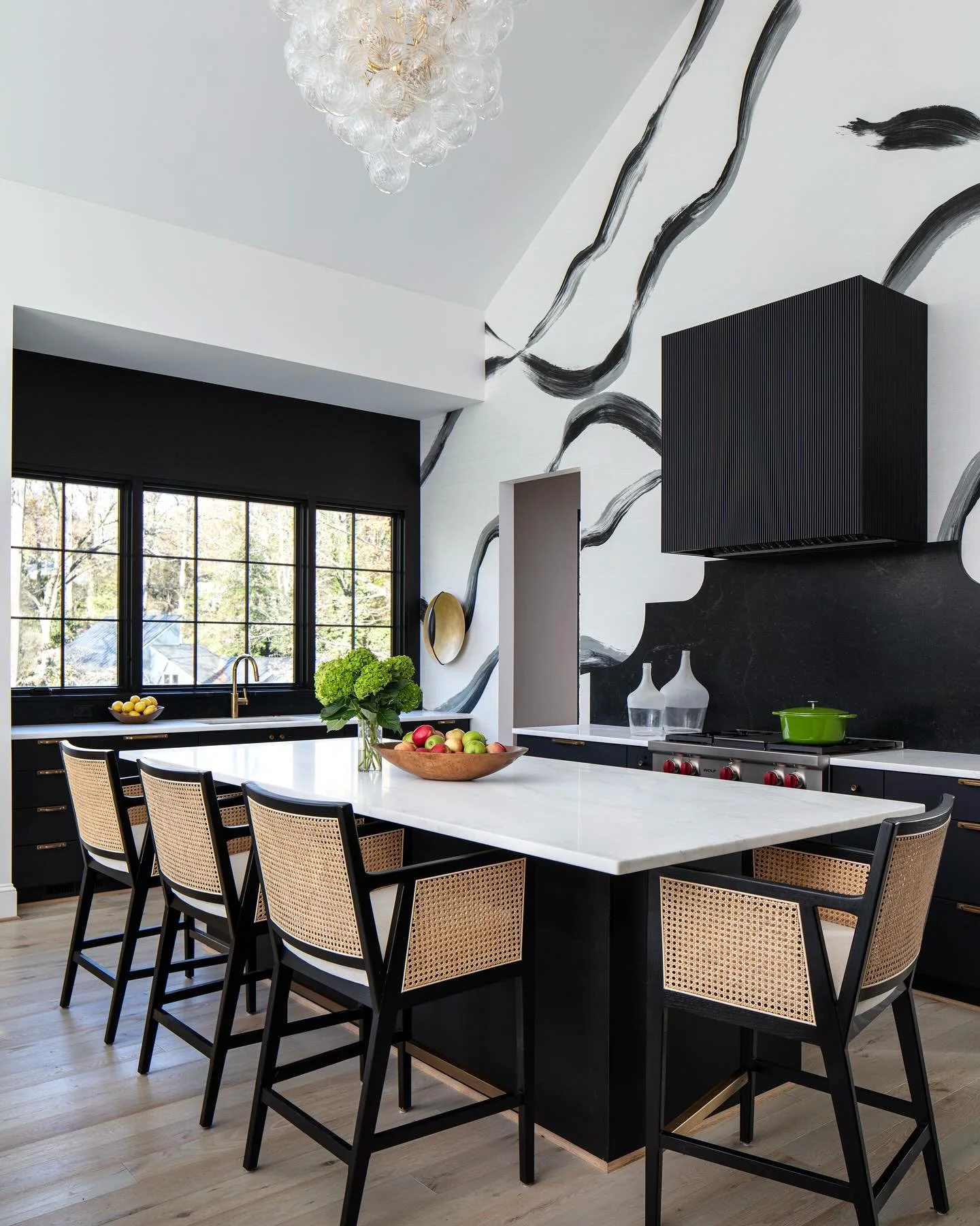 The dramatic vaulted ceilings over this kitchen space are making us swoon! They’re also giving this custom wallpaper by @phillipjeffriesltd room to shine… 🌟
📸: @gordongregoryphoto