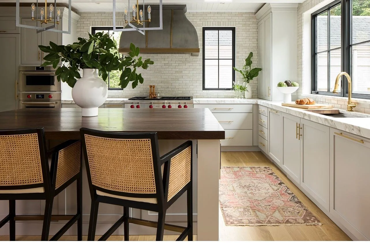 Wood island top? No, a fabulous slab of quartzite!
@kipdawkinsphoto
#kitchens #luxurydesign
#marble #quartzite #countertops
