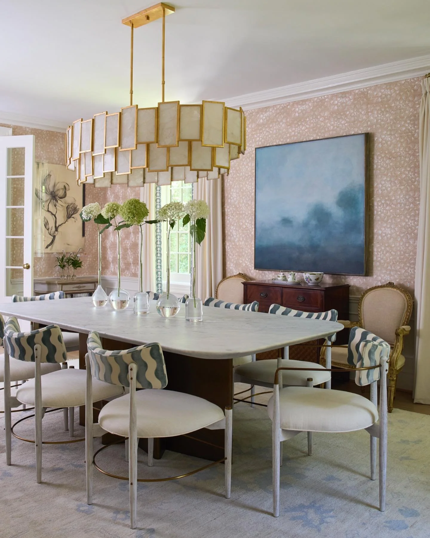 Dinner party anyone? Just don’t touch the silk grasscloth walls 😘
#diningroom #silkgrasscloth
#marble #velvet
@kipdawkinsphoto