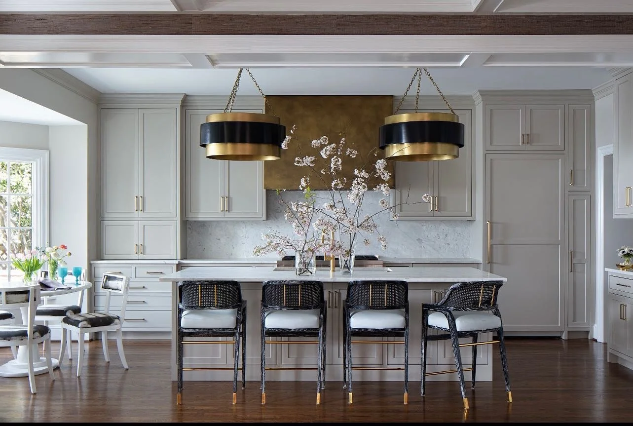 Those pendants!! ⚡️⚡️
This kitchen!! ✨✨
#dreamykitchens #barstools #pendants #marble #chairs