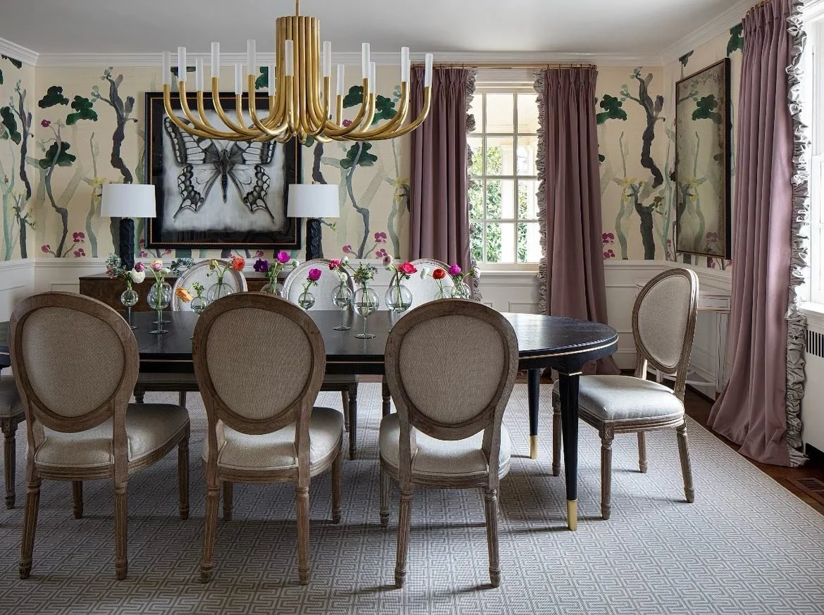 Happy Mother’s Day weekend 💕❤️🌹🌸🌺🌷🌻💐🪻🪷
@danamckennadesigns
#diningroom #flowers #wallpaper
#velvet #ruffles #silk