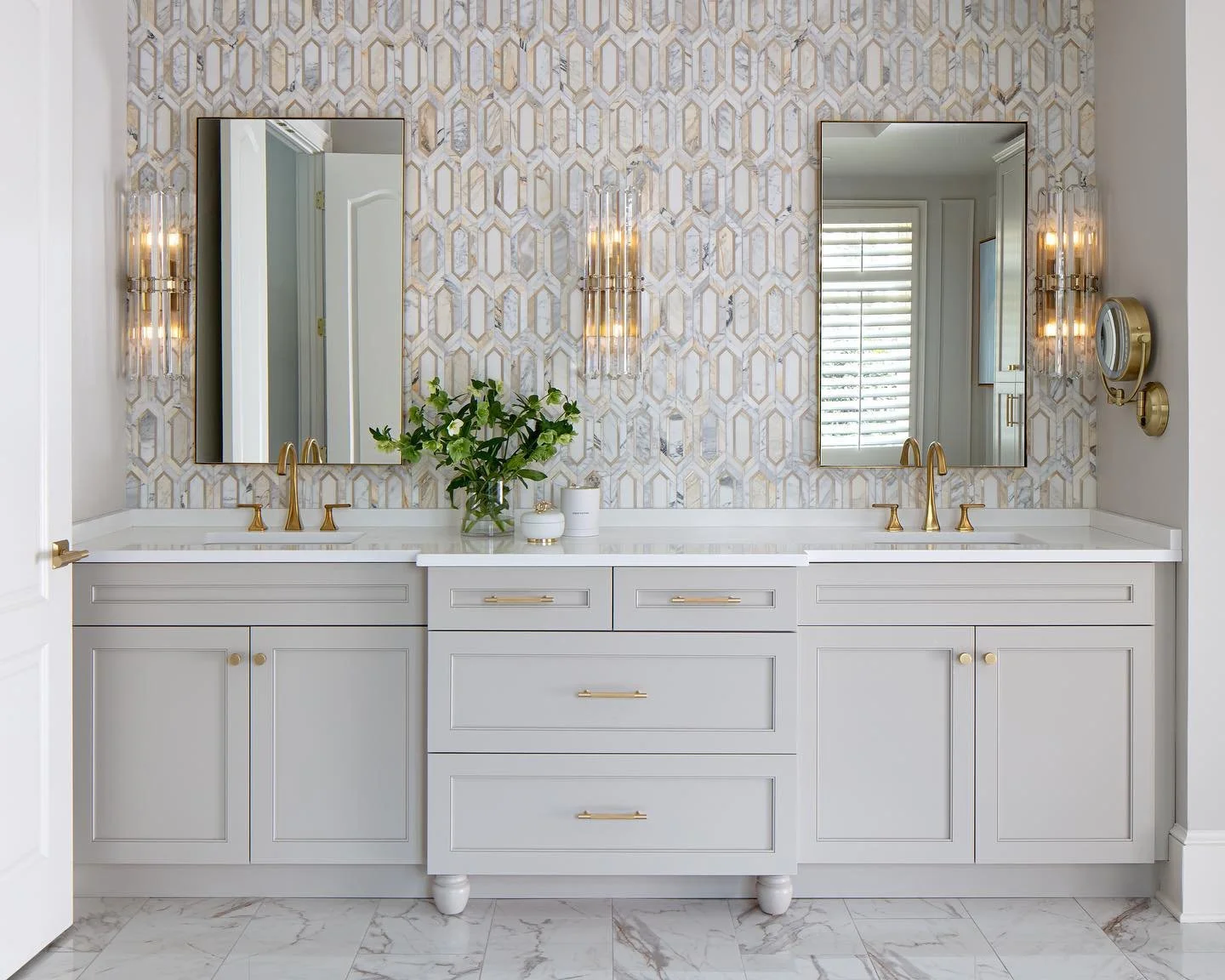 Fit for a King 👑
#masterbathroom #tile #cabinets
#danamckennadesigns #designer
#design
@gordongregoryphoto