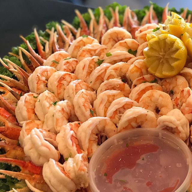 Happy 4th of July 🇺🇸 #shrimpplatter #shrimpcocktail #twinlobster #tastethedifference #bnbfish #bnbfishandclam #seafood #longislandseafood #ifitswimsaskforit