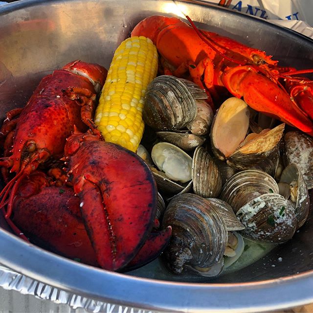 Clambake for two 🦞🍷 #bnbfish #bnbfishandclam #seafood #longislandseafood #fishmarket
#clambake #shrimpplatter #shrimpcocktail #twinlobster #ifitswimsaskforit #tastethedifference