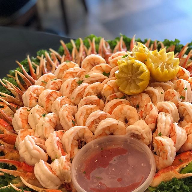 Don&rsquo;t forget our famous Cocktail Platters for this Holiday Season.  Get your order in before it&rsquo;s to late! 🦐🦑🦞🦀⛄️🌲🍾 #bnbfish #bnbfishandclam #seafood #longislandseafood #fishmarket
#clambake #shrimpplatter #shrimpcocktail #twinlobst