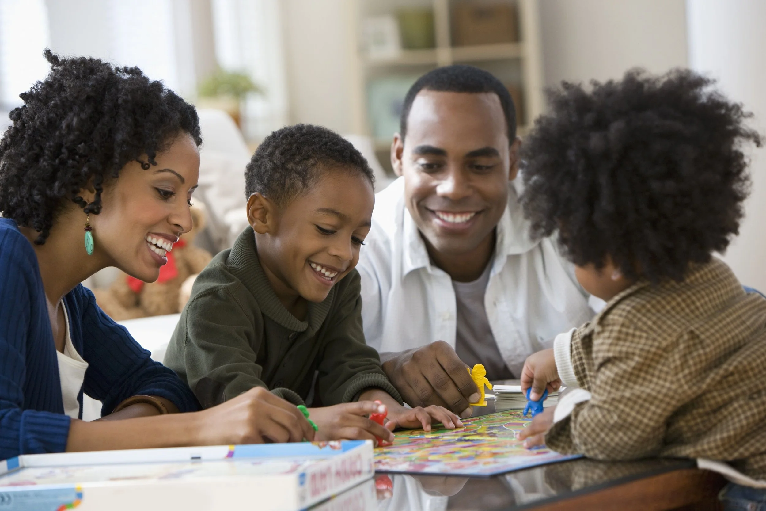 Getty_family_playing_board_game_LARGE_Blend-Images-KidStock-56a13e635f9b58b7d0bd5dd5.jpg