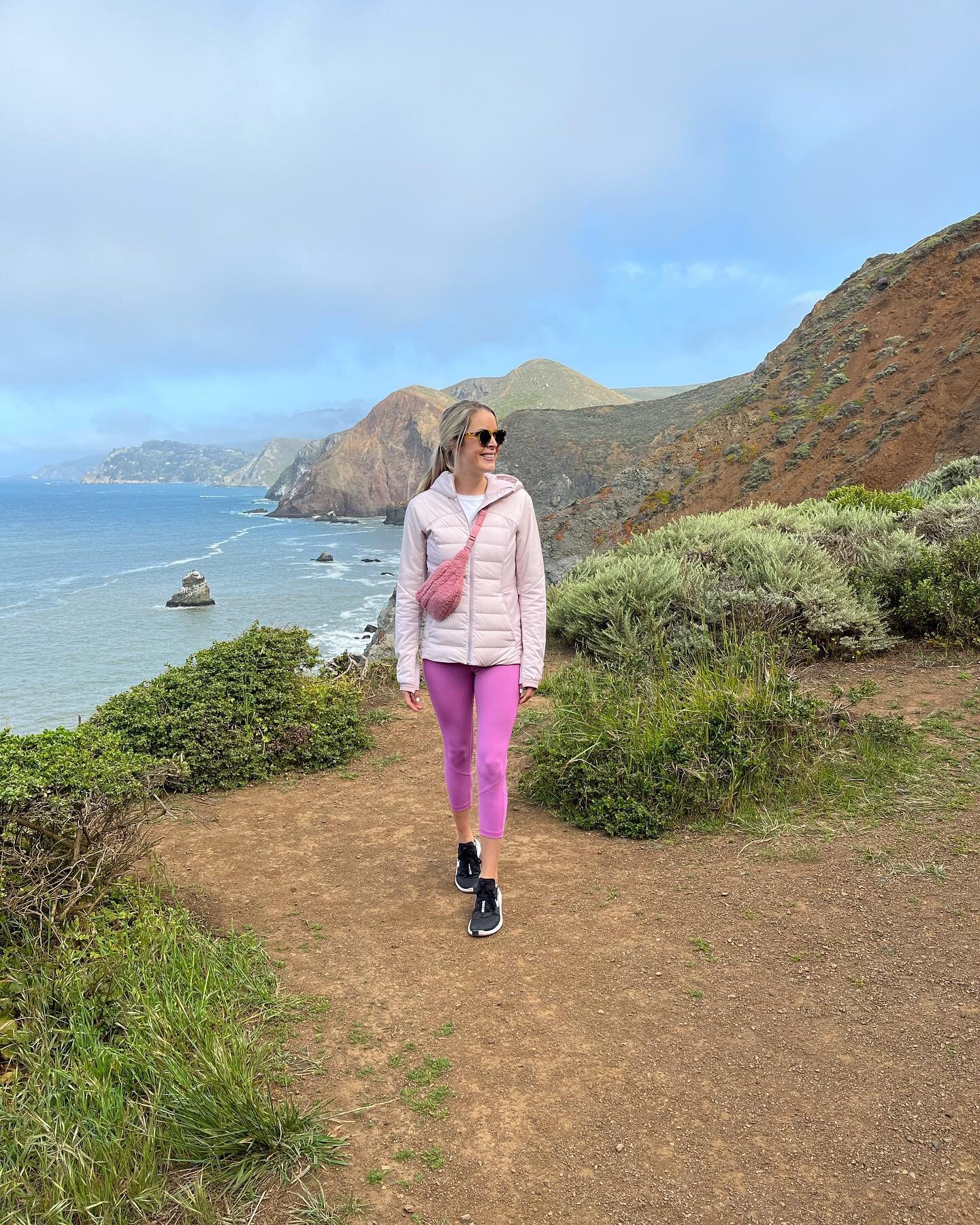 Having a major Hiking Barbie moment and not mad about it 💗 Sometimes a tone on tone situation can be a very fun thing! 

#liketkit #LTKfit
@shop.ltk
https://liketk.it/3EIU0