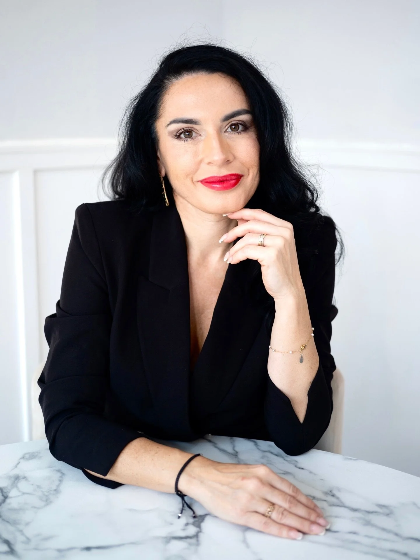 Sometimes, when I meet a woman for a photoshoot,
I can feel it immediately.

There is no pretending.
No trying to be someone else.
No performing.

Just presence.

She walks in already knowing who she is.
She knows what she has built.
She knows what i