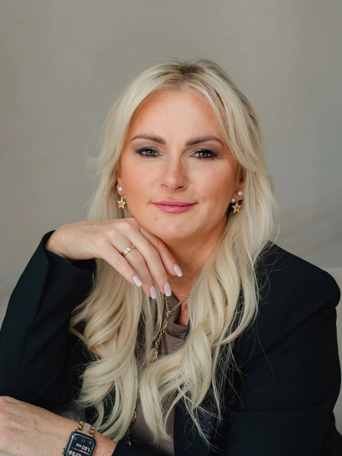 People talk about strategy, algorithms, all of it&hellip;

But the truth is simple, if people don&rsquo;t see you, they don&rsquo;t trust you.
And if they don&rsquo;t trust you, they don&rsquo;t buy from you.

That&rsquo;s where personal brand comes 