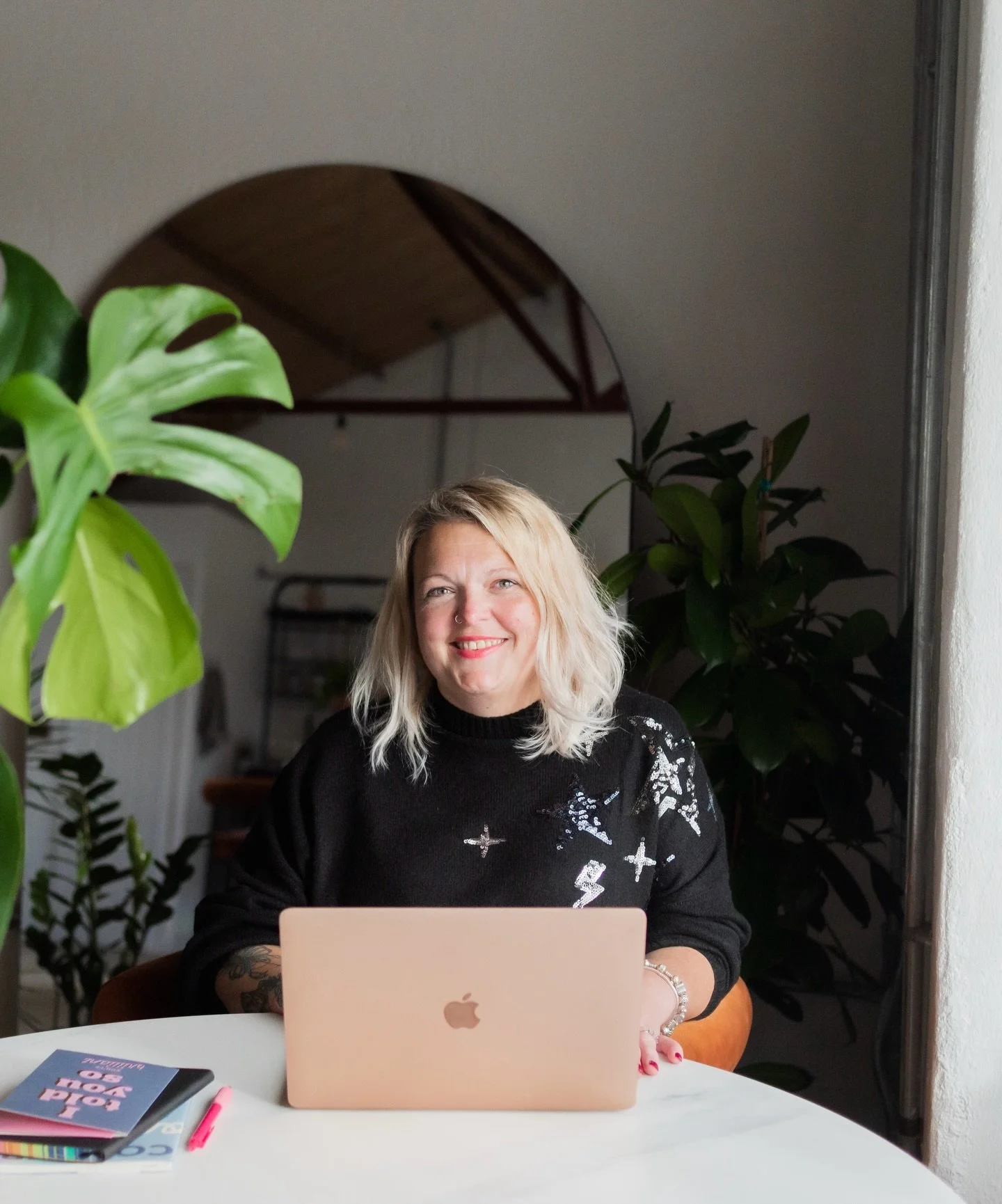 People come to me with a clear vision of who they are and what they do.

My job? Make sure you can see it instantly.

This is Dani, confident, warm, and built for connection. Exactly how her brand should feel.

If you&rsquo;re looking for someone to 