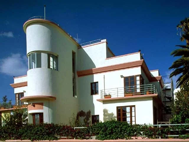 Asmara-early-modernism-example-c2004.jpg