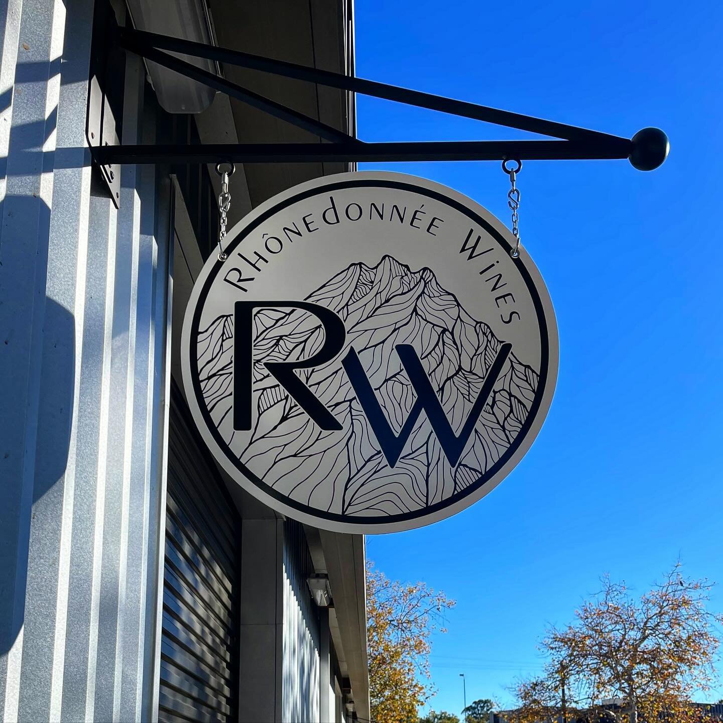 We love the RW logo 😍 This is a Dibond sign coated in all premium vinyl so it lasts many years in the elements. Cheers! 🍷