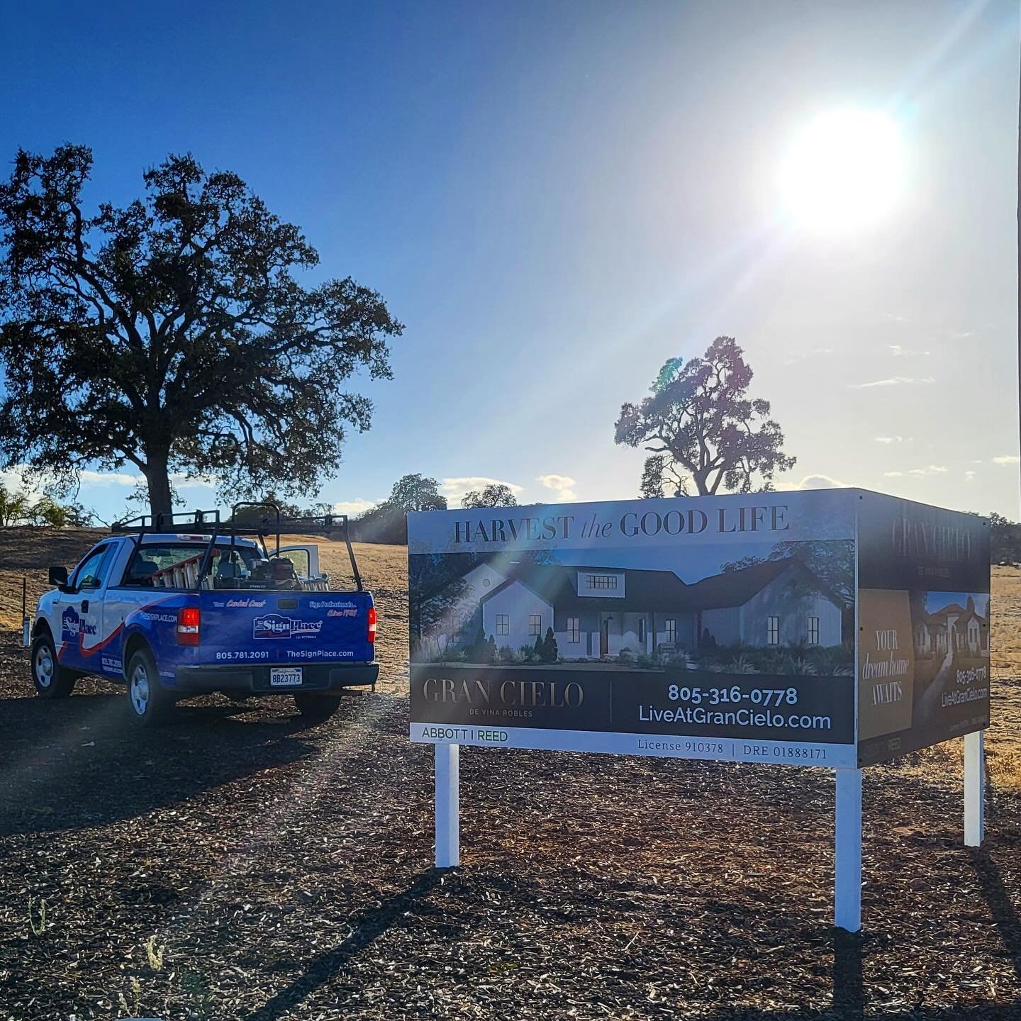 Large site signs can shadow as billboards! Especially a triangular orientation, like this example. Painted posts are even better ✨ PS. We do installation 😎