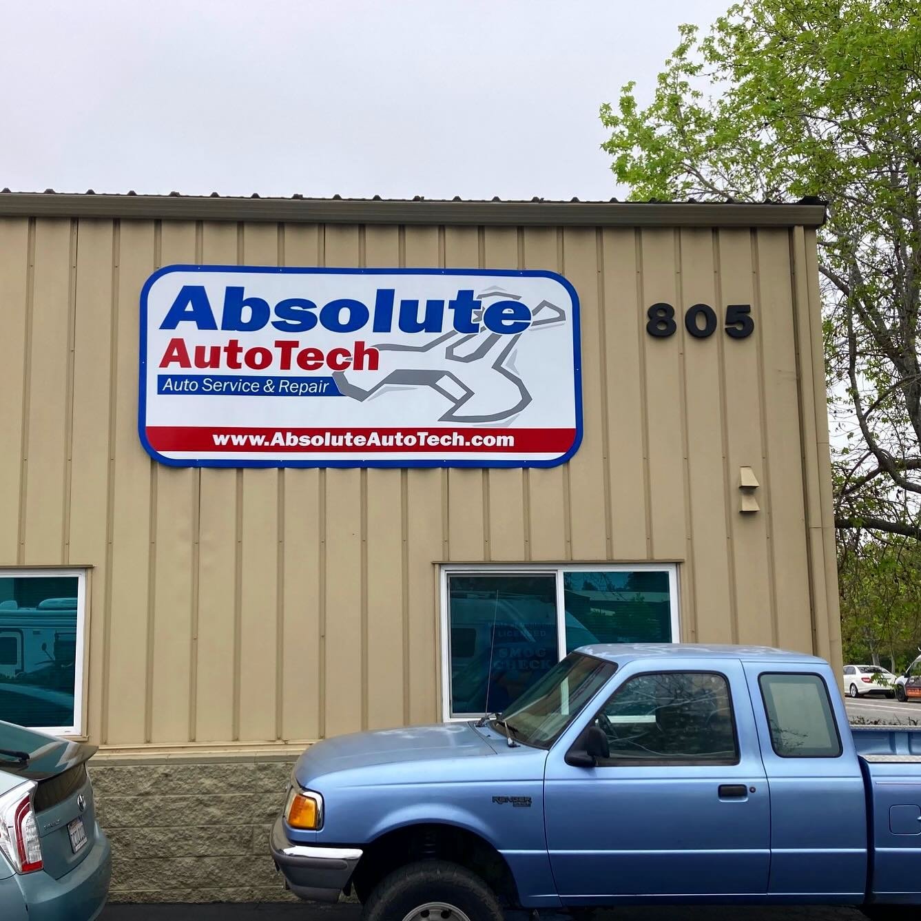 Bright + long lasting premium vinyl graphics will ensure this building sign is seen for many years to come! Thanks Charlotte! 🔧&hearts;️